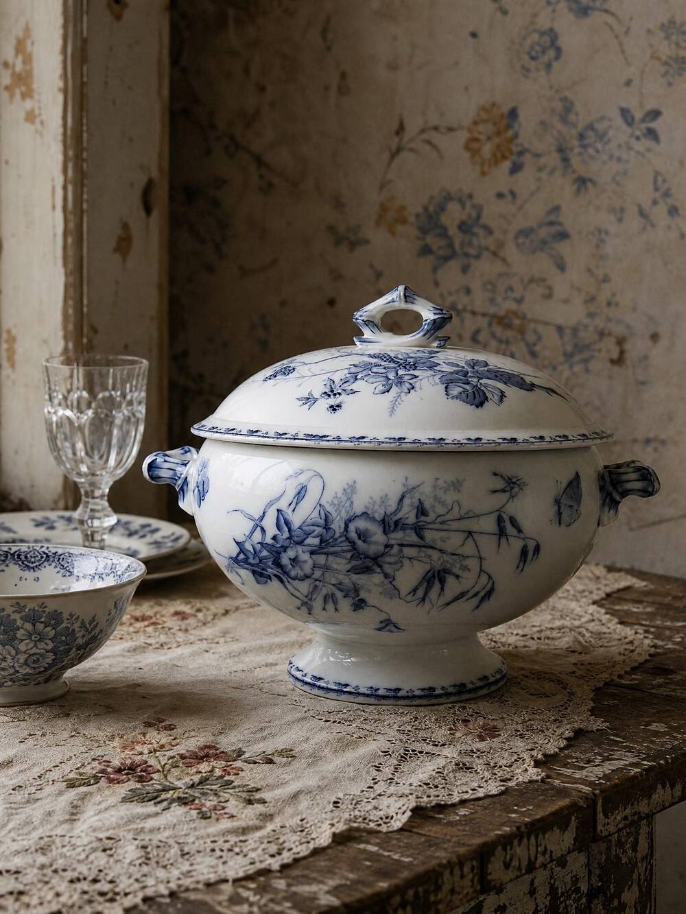 Fine earthenware soup tureen Sarreguemines model Carmen, blue decoration 19th-20th century.
