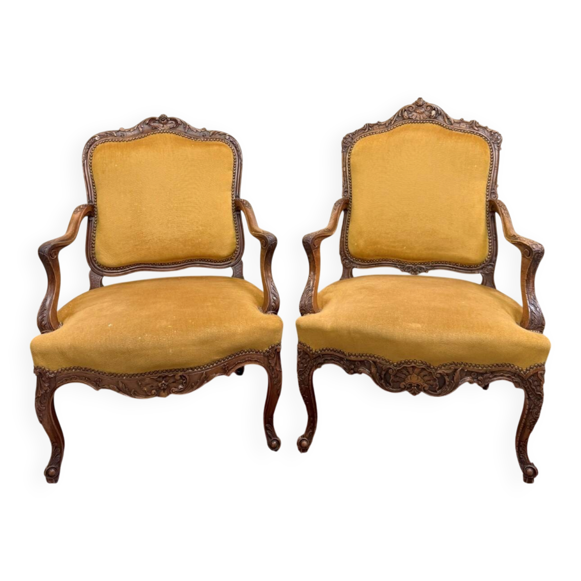 2 fauteuils Louis XV en noyer sculpté