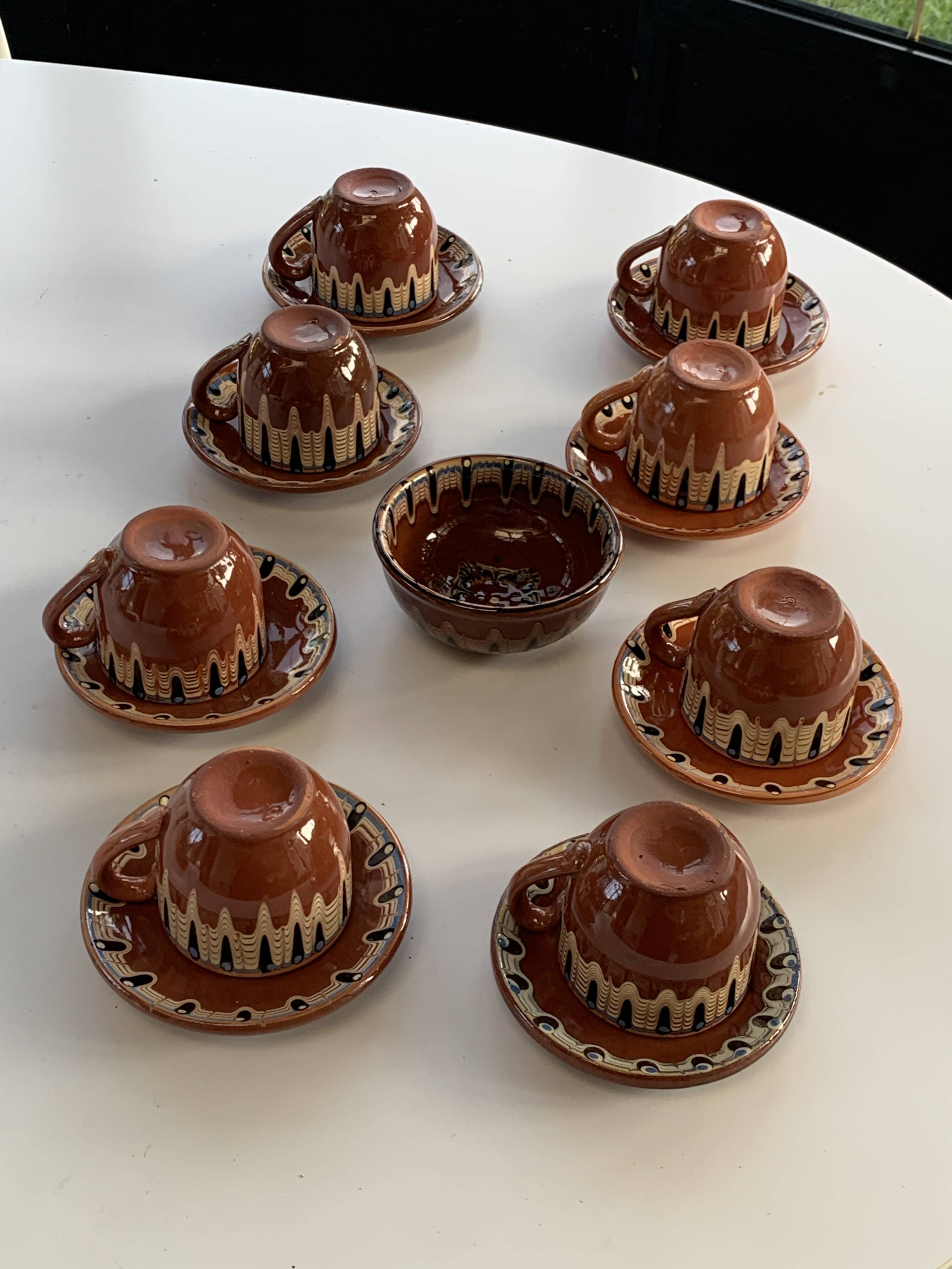 Coffee service composed of 17 pieces, 8 cups, 8 saucers and a sugar bowl, artisanal