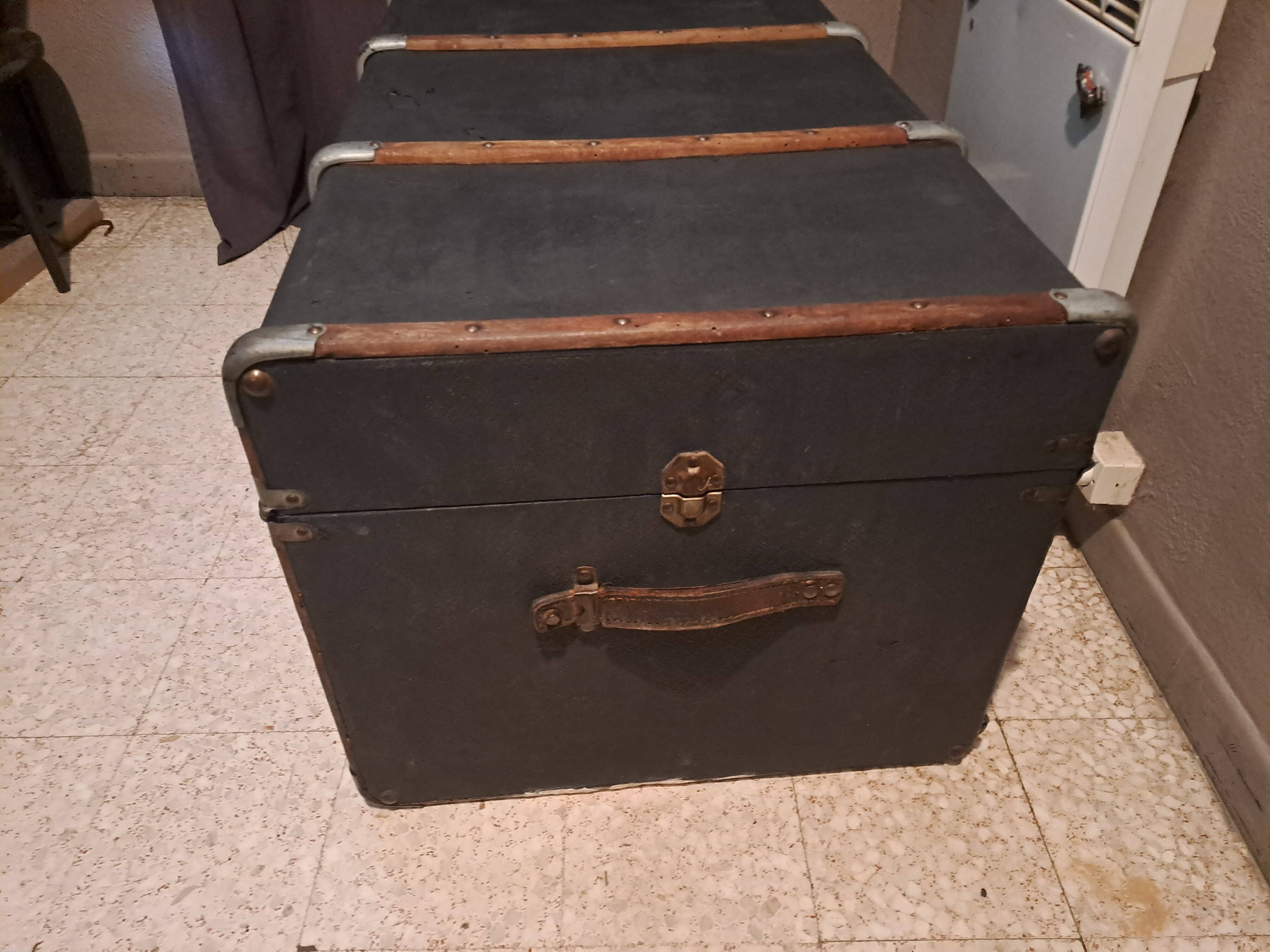 Antique vintage wooden travel trunk dating from the 1880s/1920s