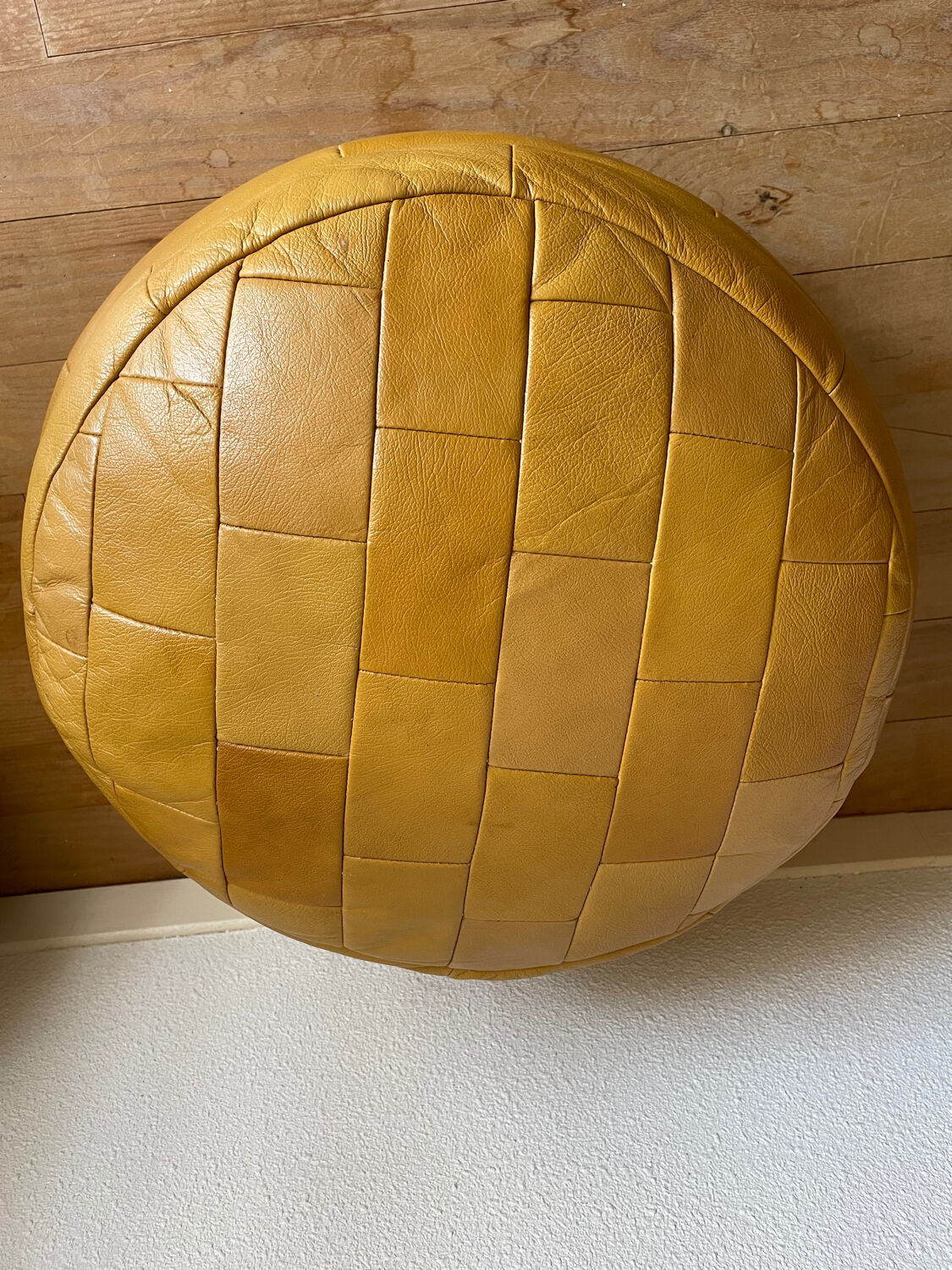 2 poufs moutarde patchwork en cuir de Sède