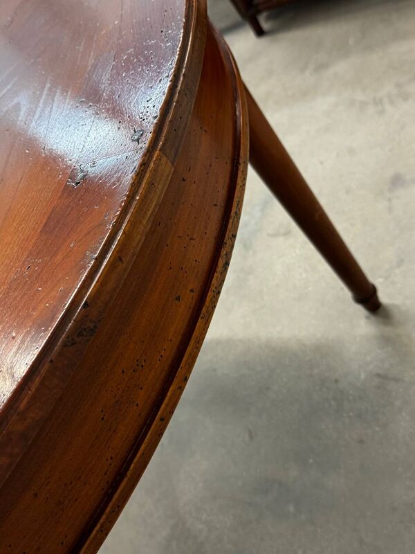Table ronde en merisier  de style Louis XVI