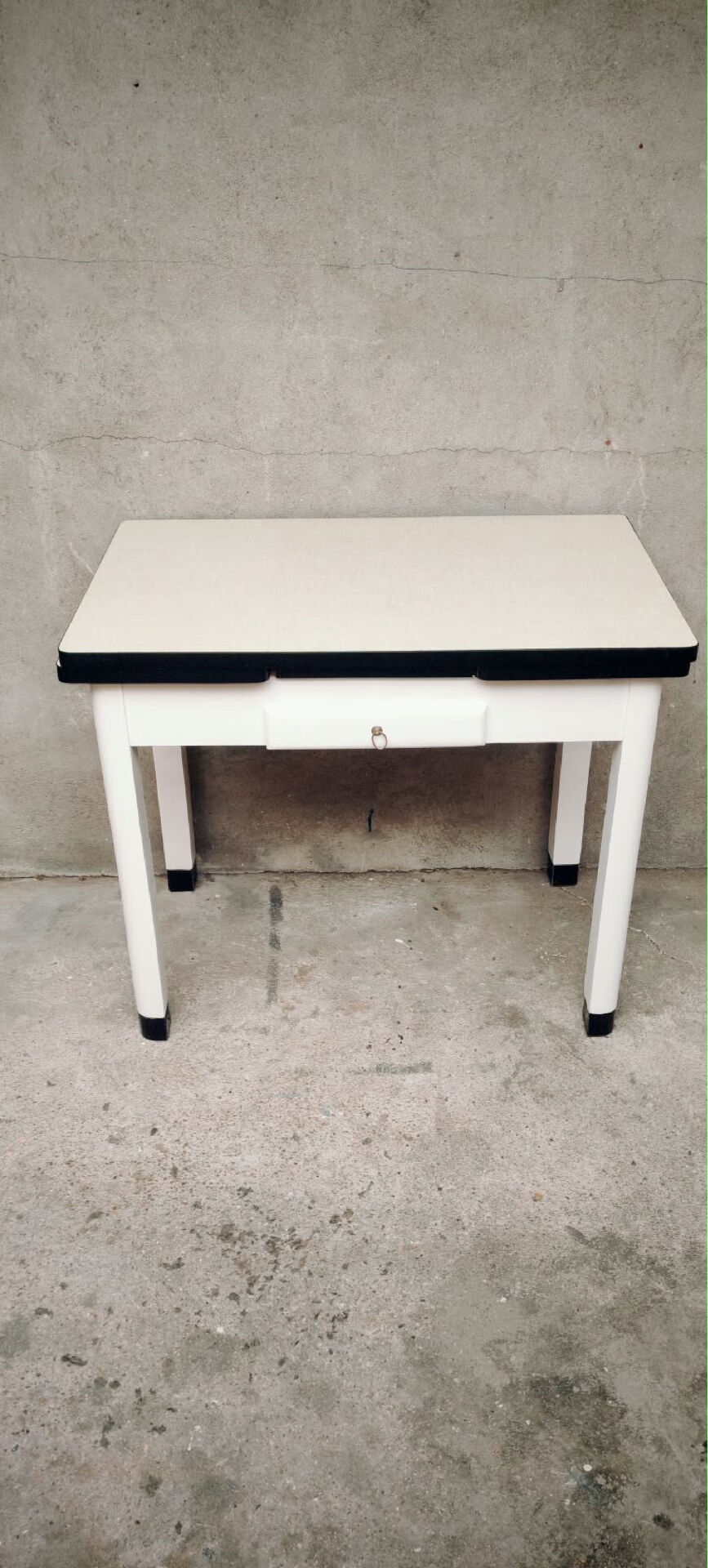 Extensible Formica table