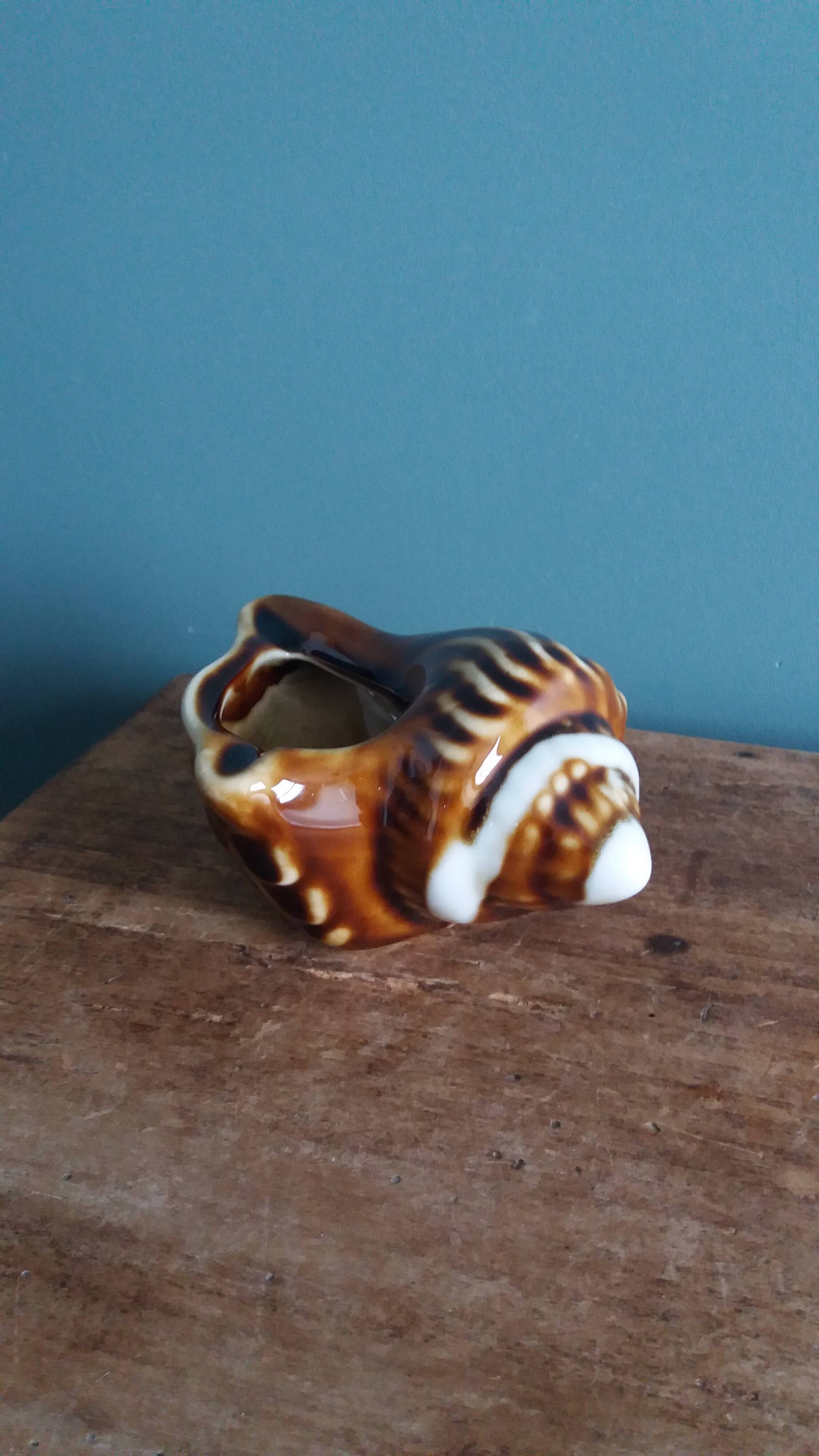 Ceramic shell ashtray