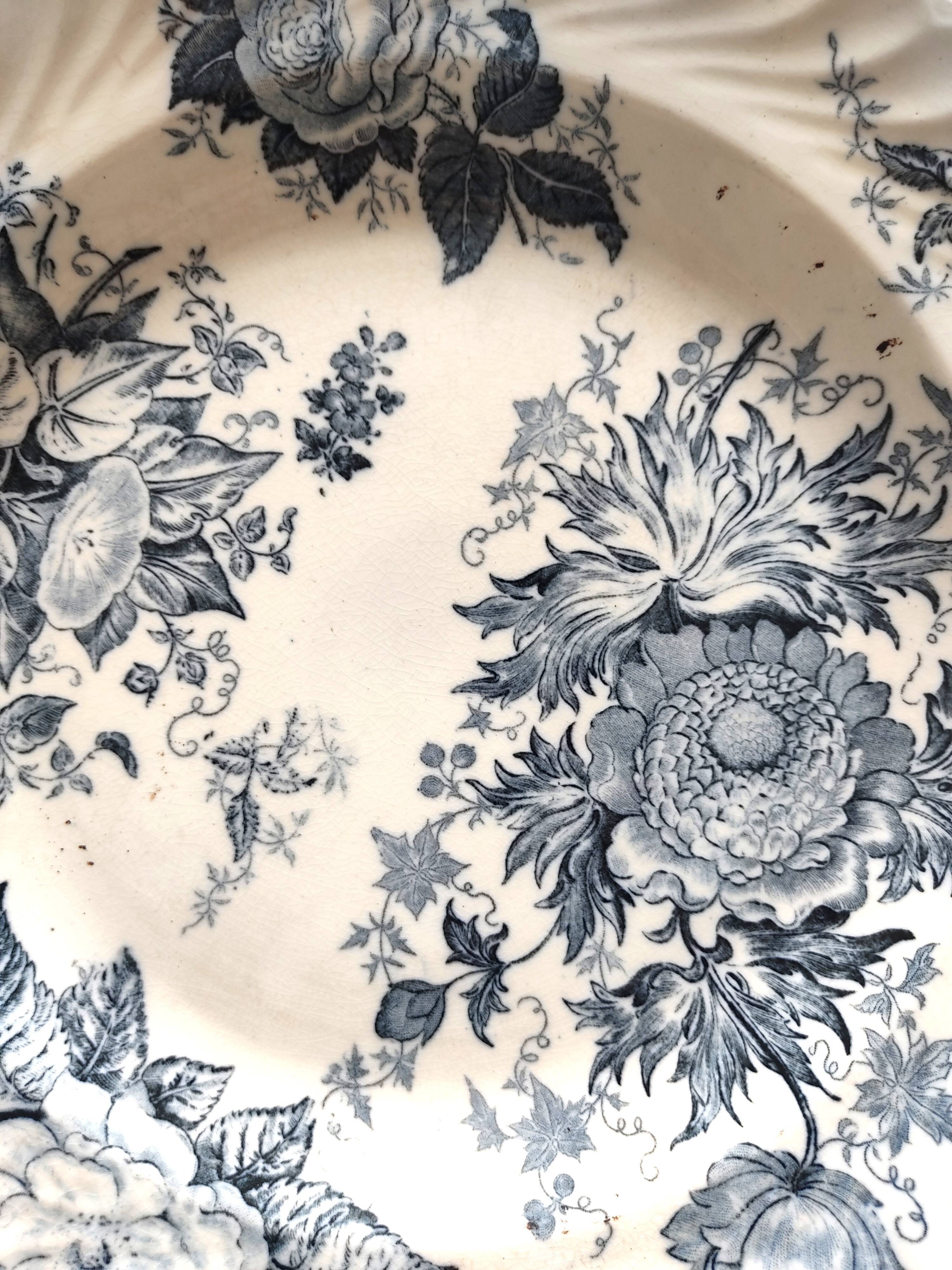 Flat earthenware blue flowers model Glory 31.5 cm