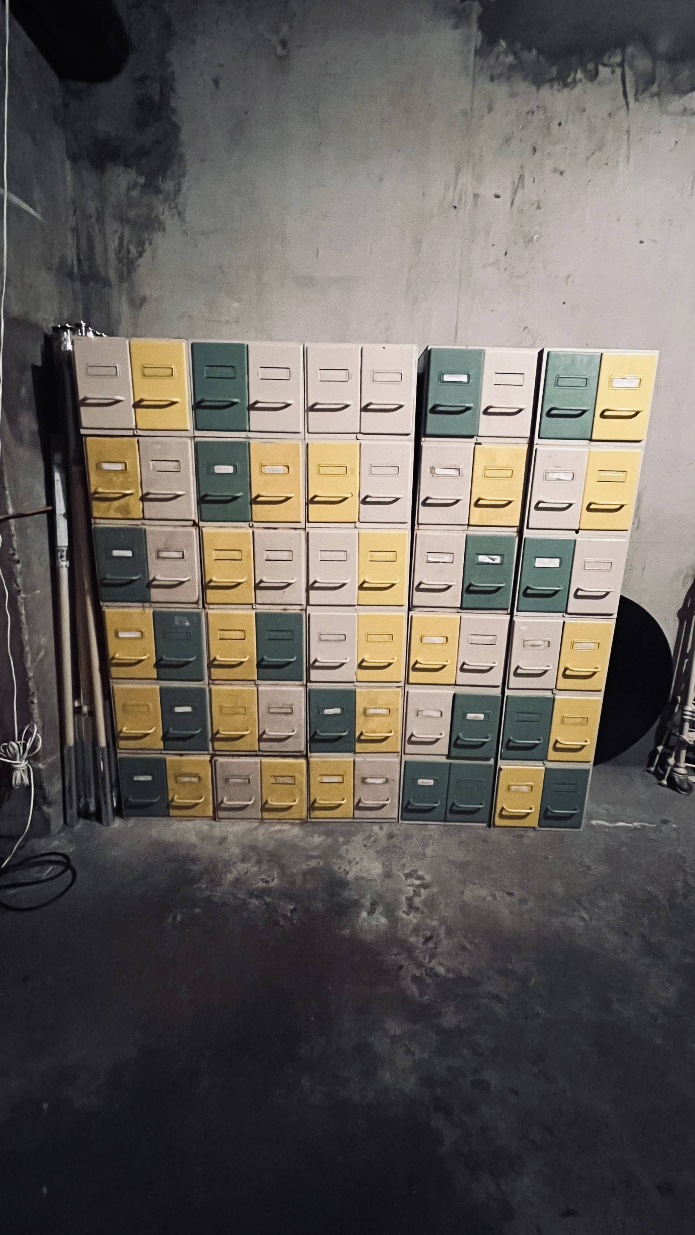 Casiers de bibliothèque en métal vintage (lot de 30 casiers / 60 tirroirs)