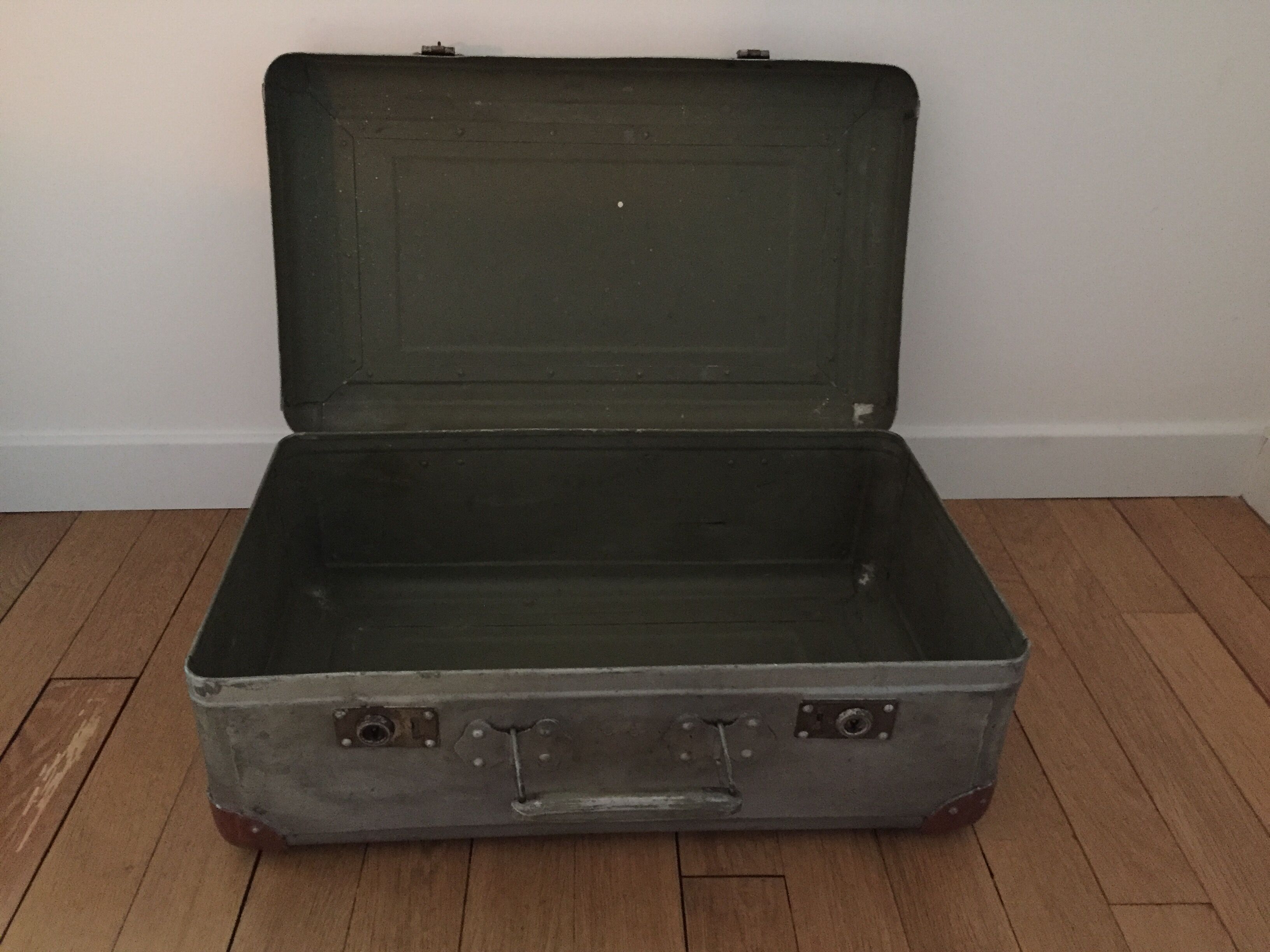 Valise en aluminium vintage