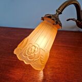 Art Deco wall light in gilt bronze and satin glass, 1920s