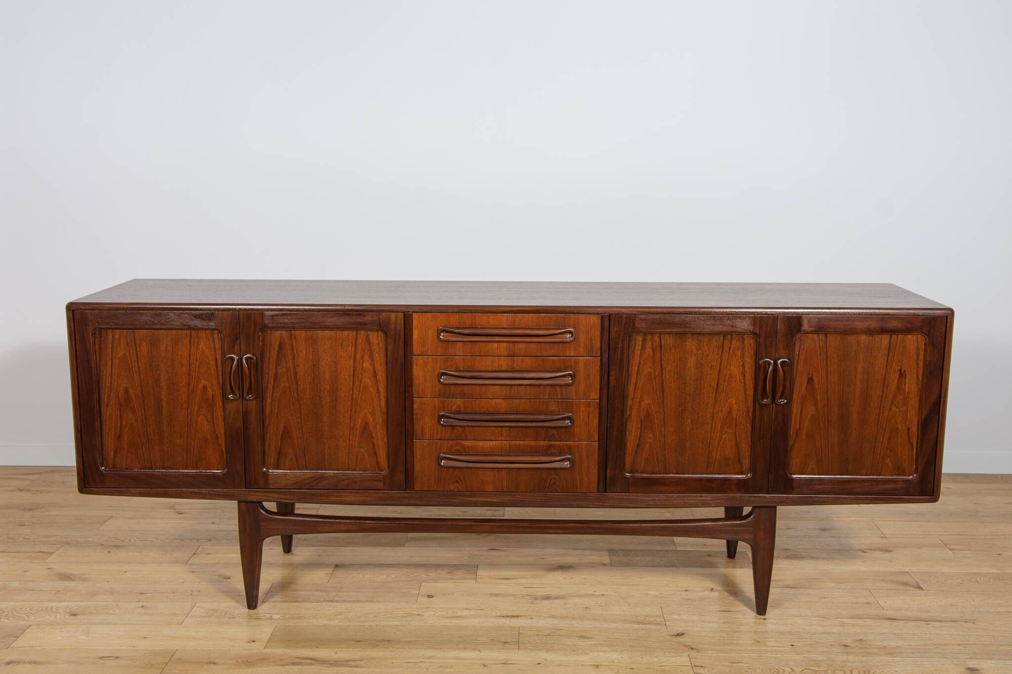 Buffet Mid-Century Modern par Victor Wilkins pour G-Plan, années 1960.