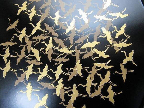 Plat octogonal en bois laqué à motifs de grues par Nishimura Hikobei IX – Showa XXe s.