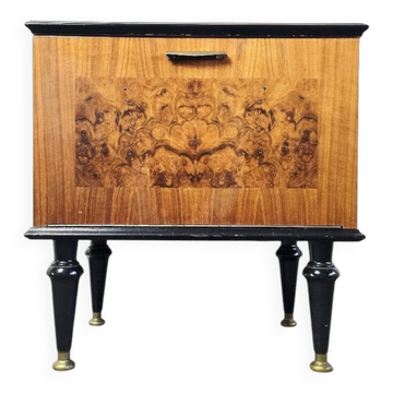 Table de nuit en bois de noyer des années 60, 1 sur 2