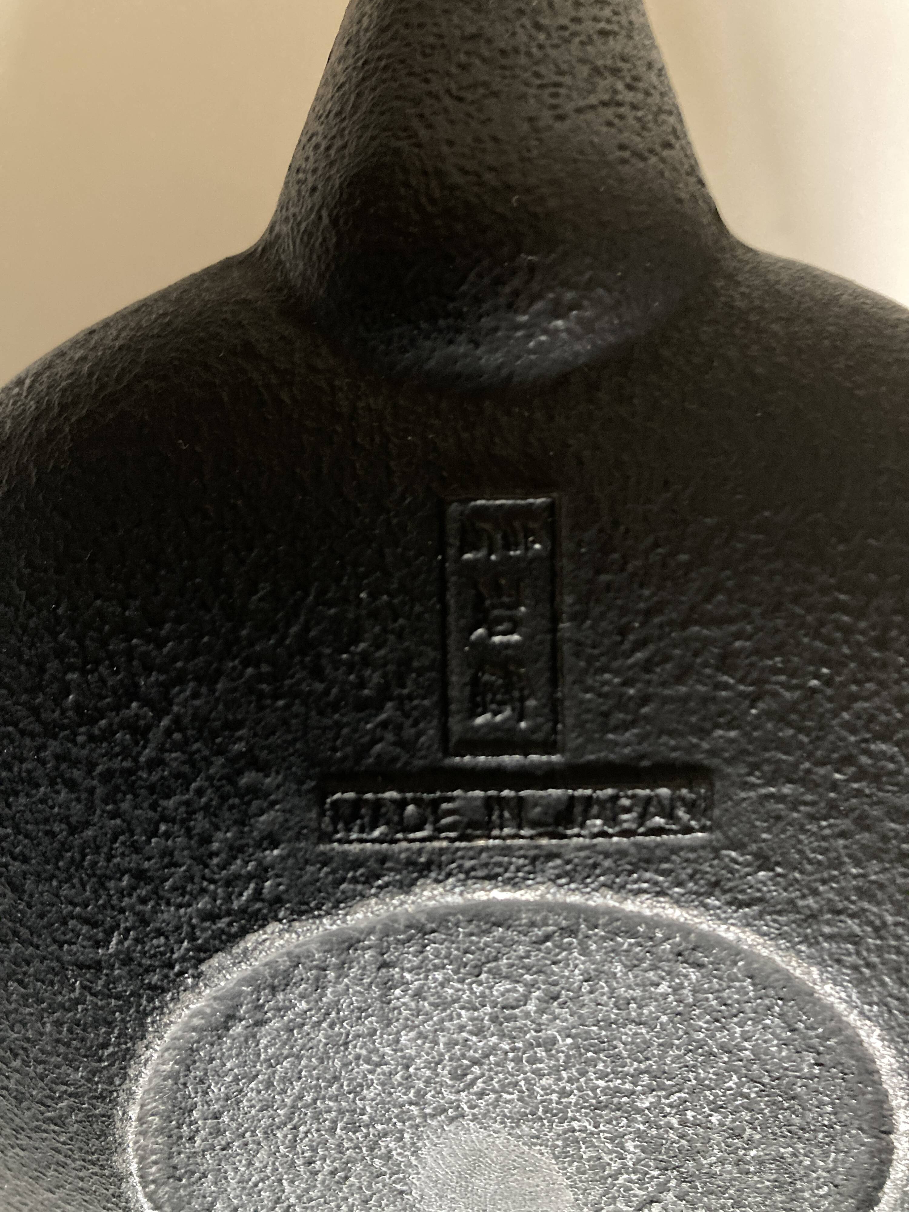 Théière ancienne en fonte japonaise Iwachu  0,5L noire