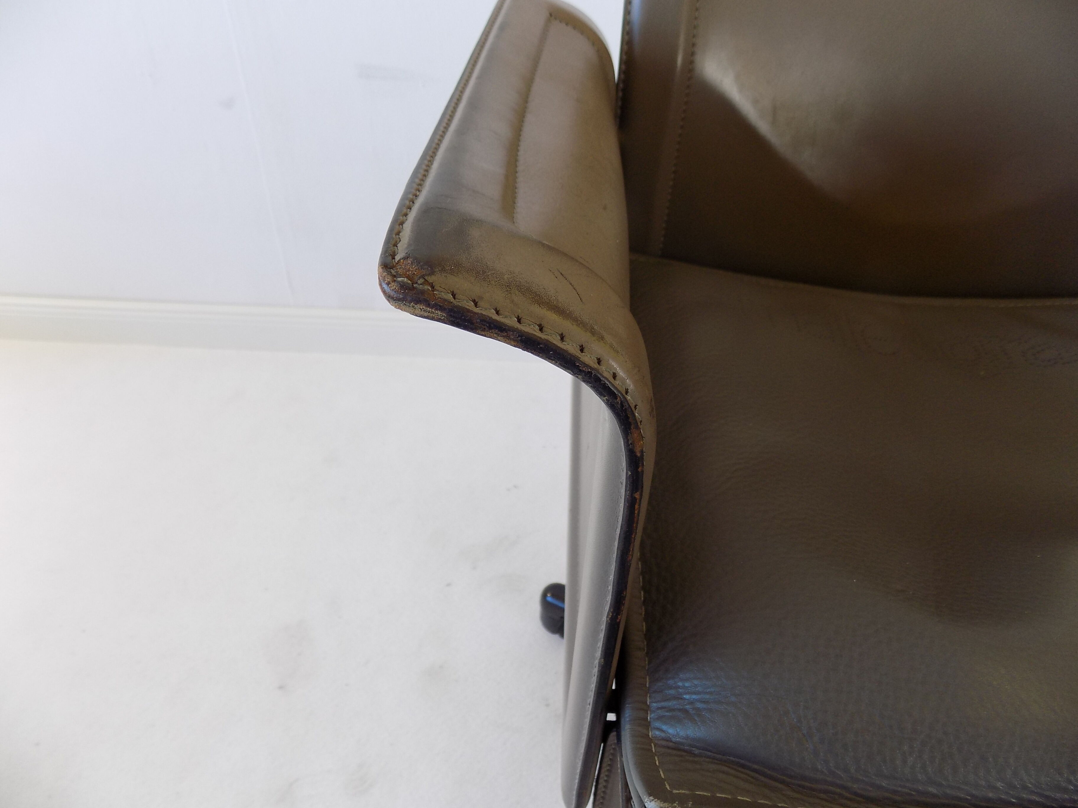 Matteo Grassi Korium leather office chair by Tito Agnoli