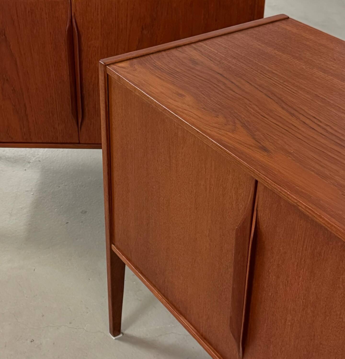 2x Teck Kai Kristiansen à côté des armoires années 1960