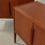 2x Teck Kai Kristiansen à côté des armoires années 1960