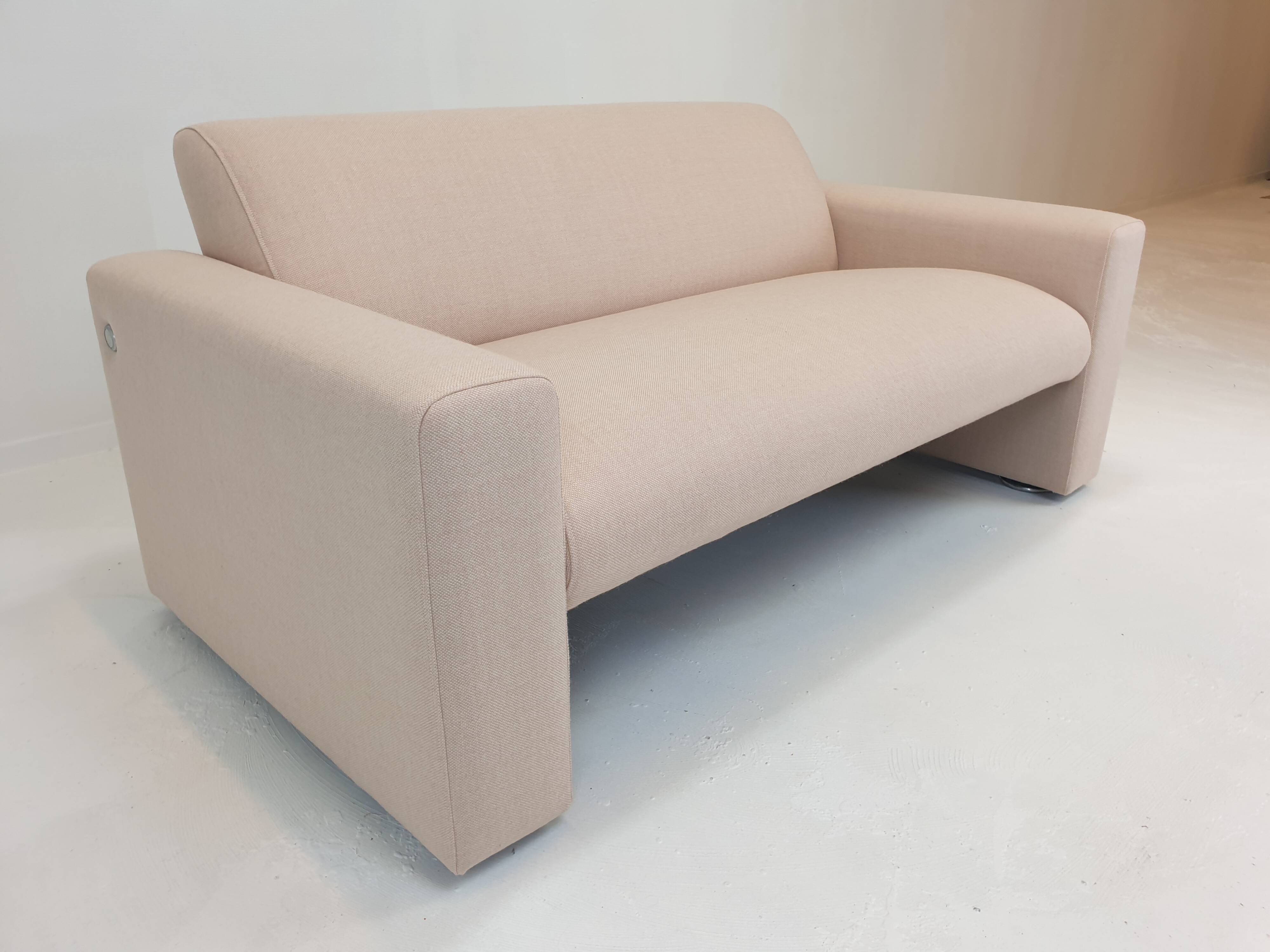 Banc à deux places Artifort Modèle 691, rembourré en laine rose douce, années 1980.