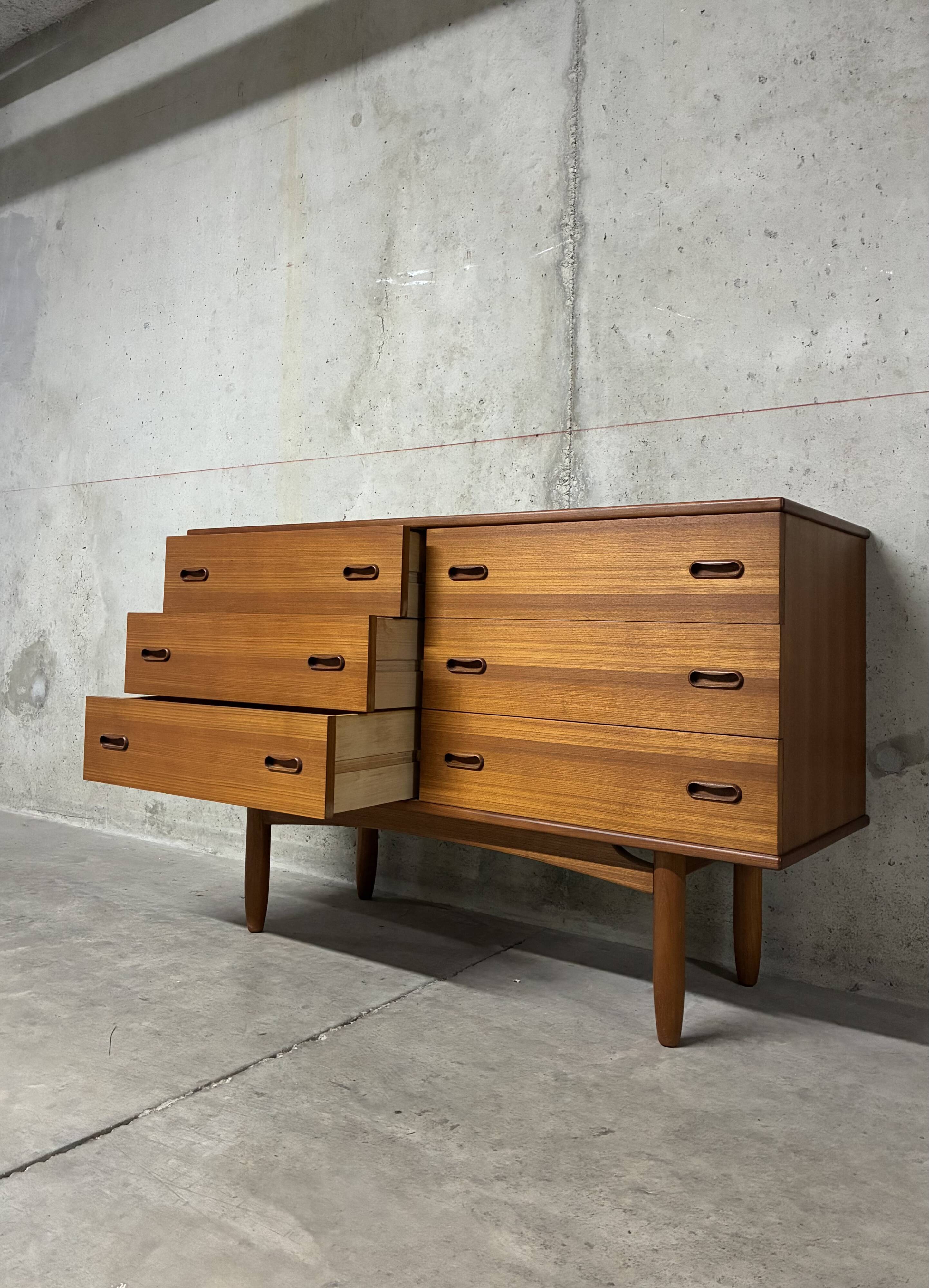 Double enfilade commode with 6 drawers, vintage Scandinavian from the 1960s.