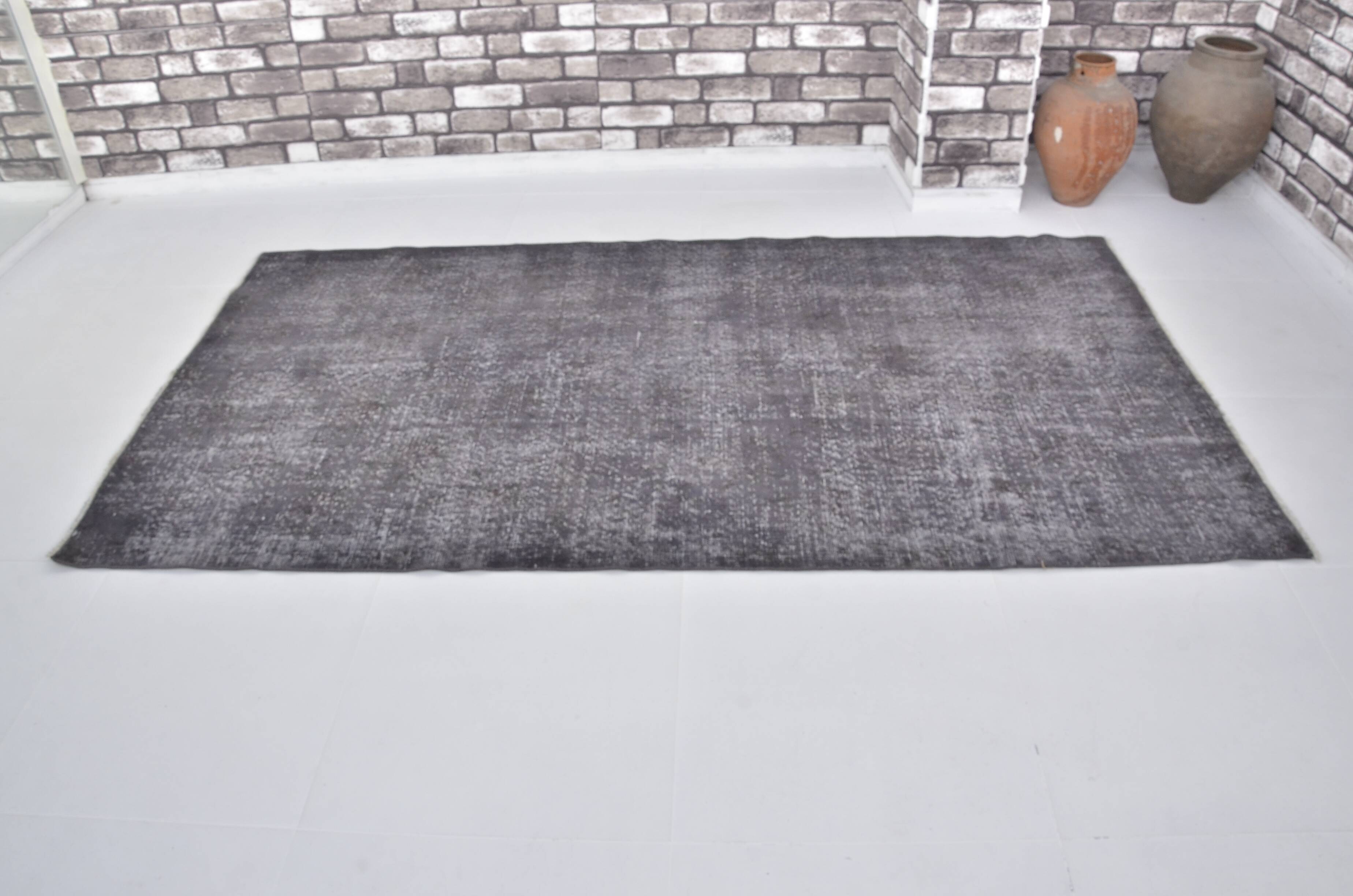 Tapis en laine grise