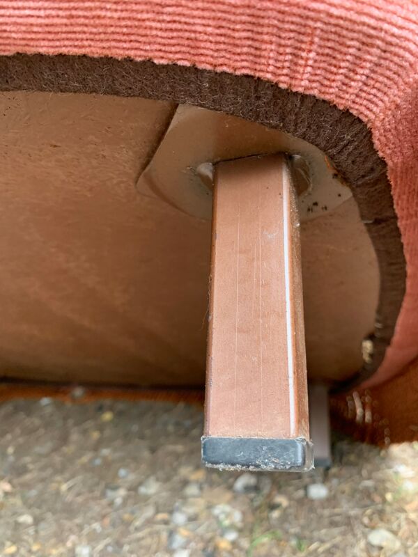 Paire de fauteuils crapaud velours capitonné rose 1970