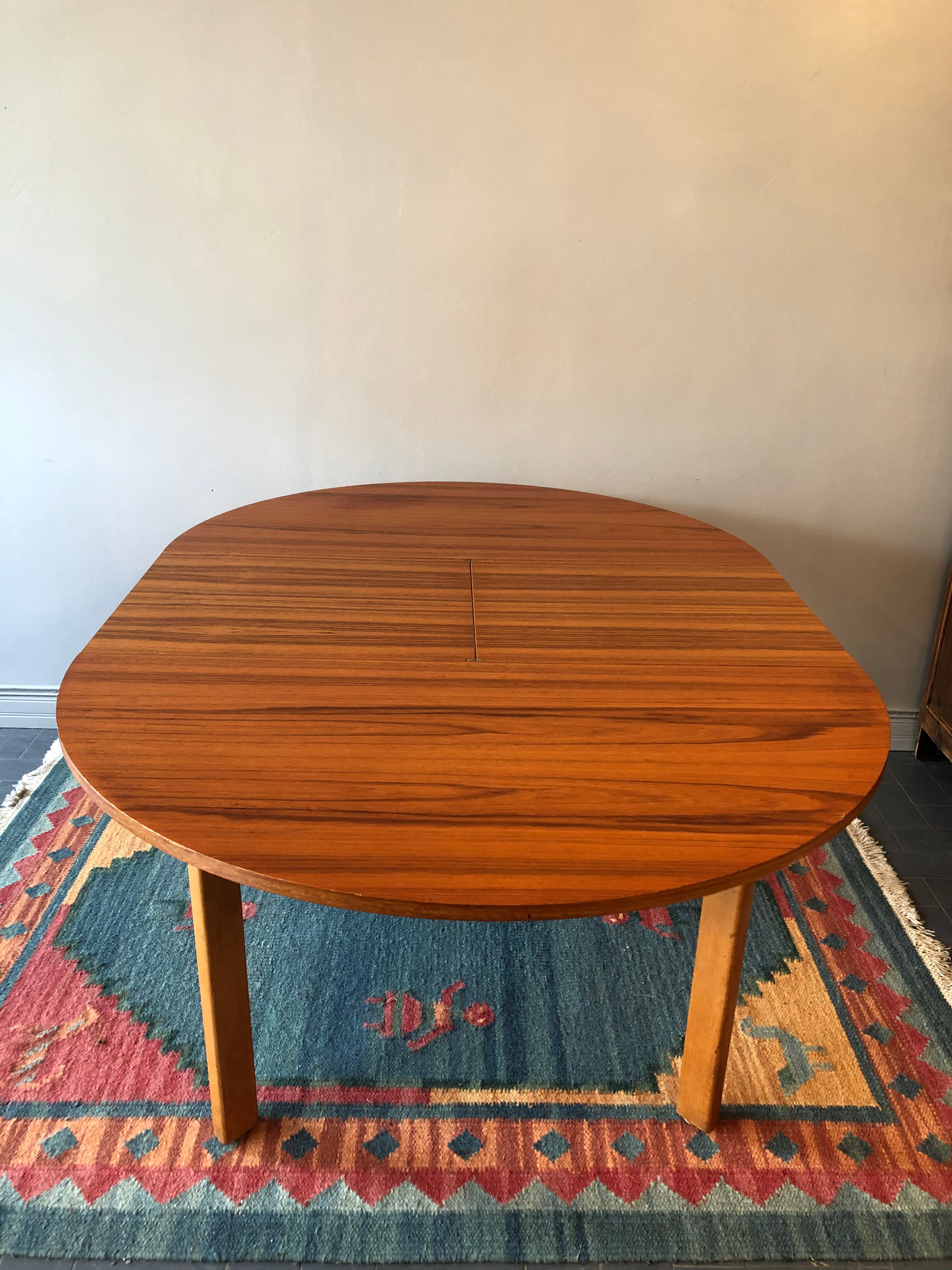 Vintage round table with built-in extension