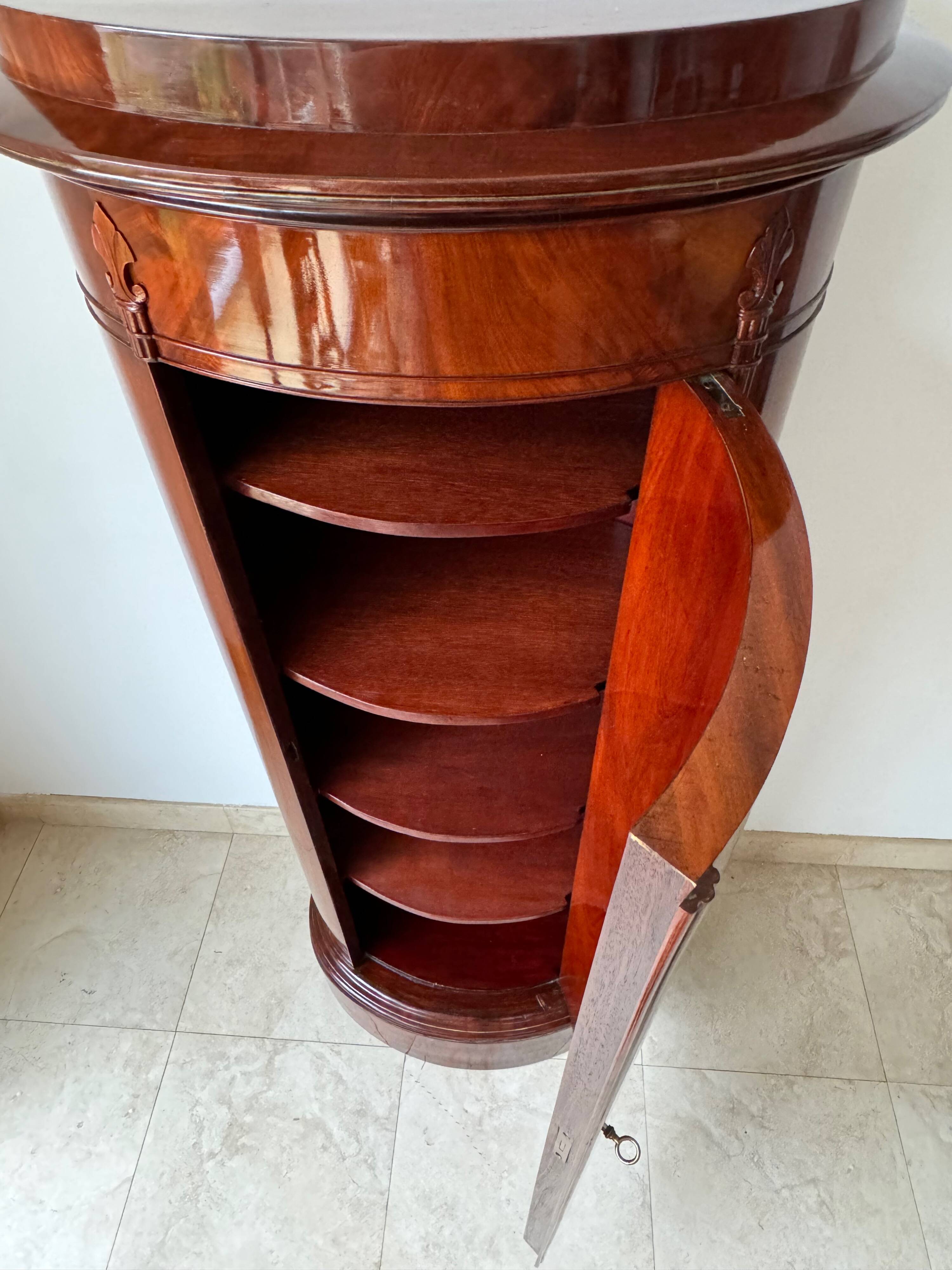 Somno Colonne Cabinet Cylindrique, en acajou flammé, Copenhague 1830-1840