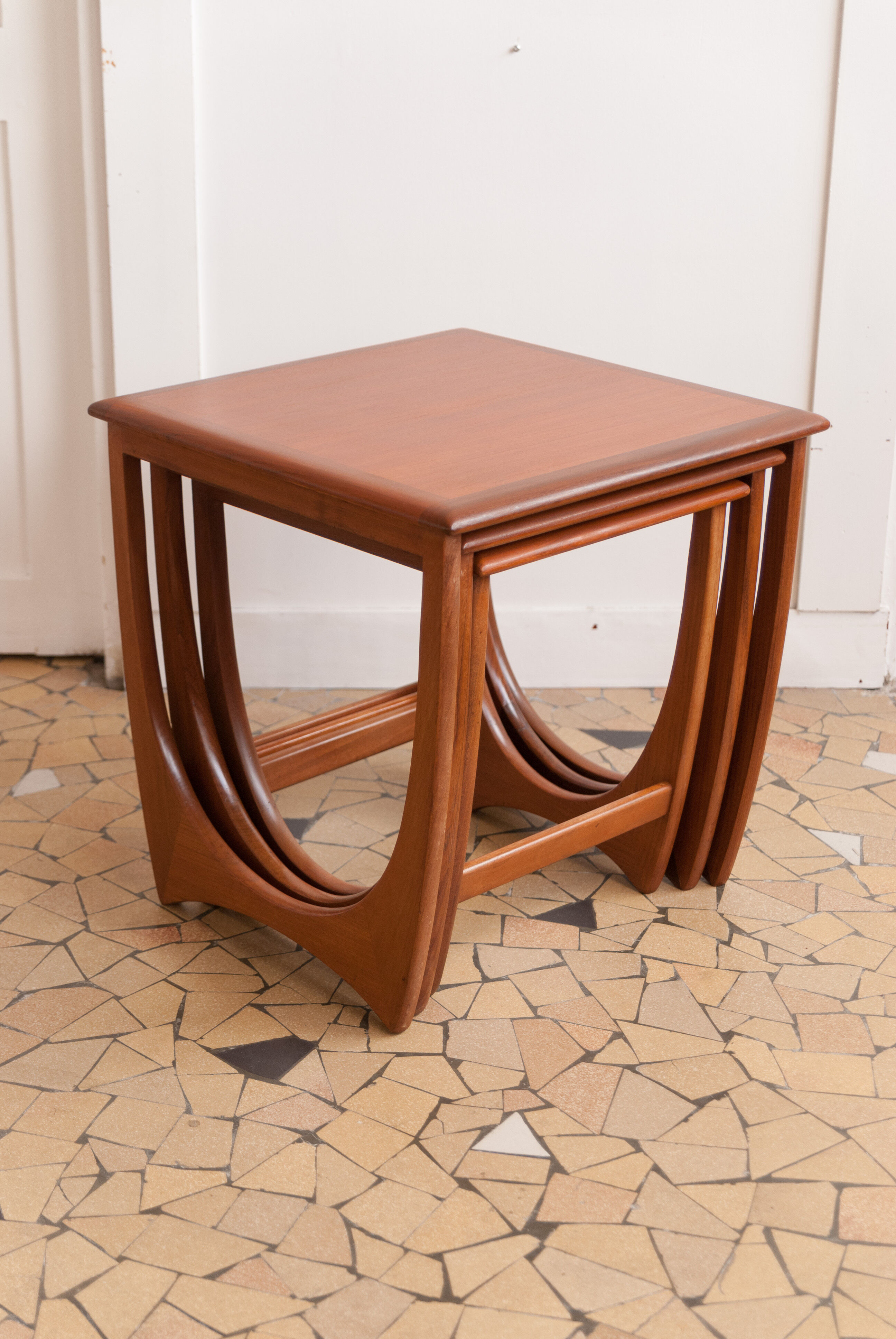 Teak giggling coffee table