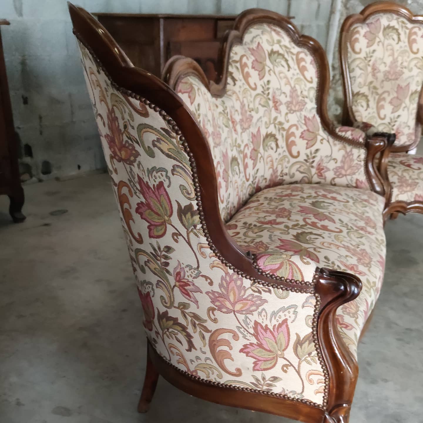 Salon 3 pièces en noyer composé  2 fauteuils et 1 canapé