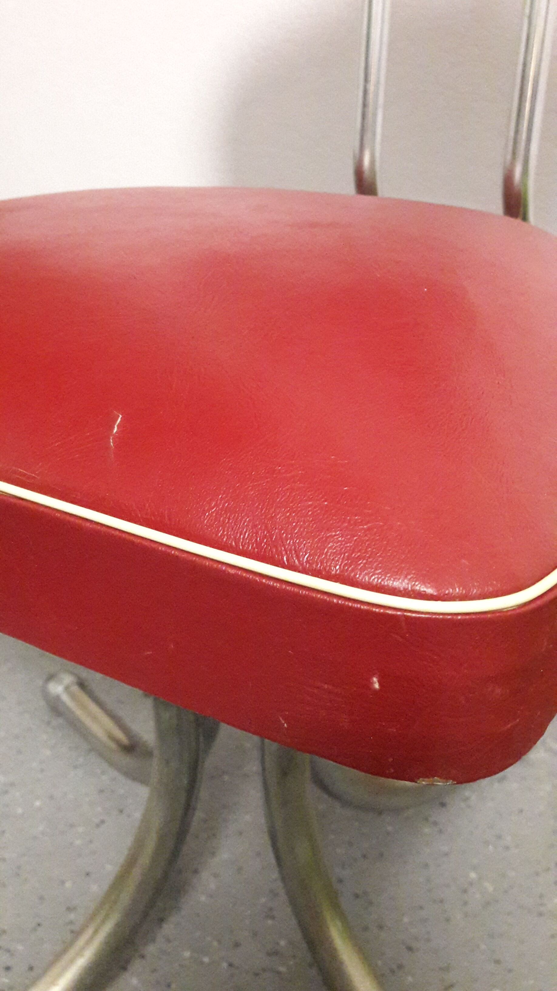Chaise pivotante skaï bordeau 1960