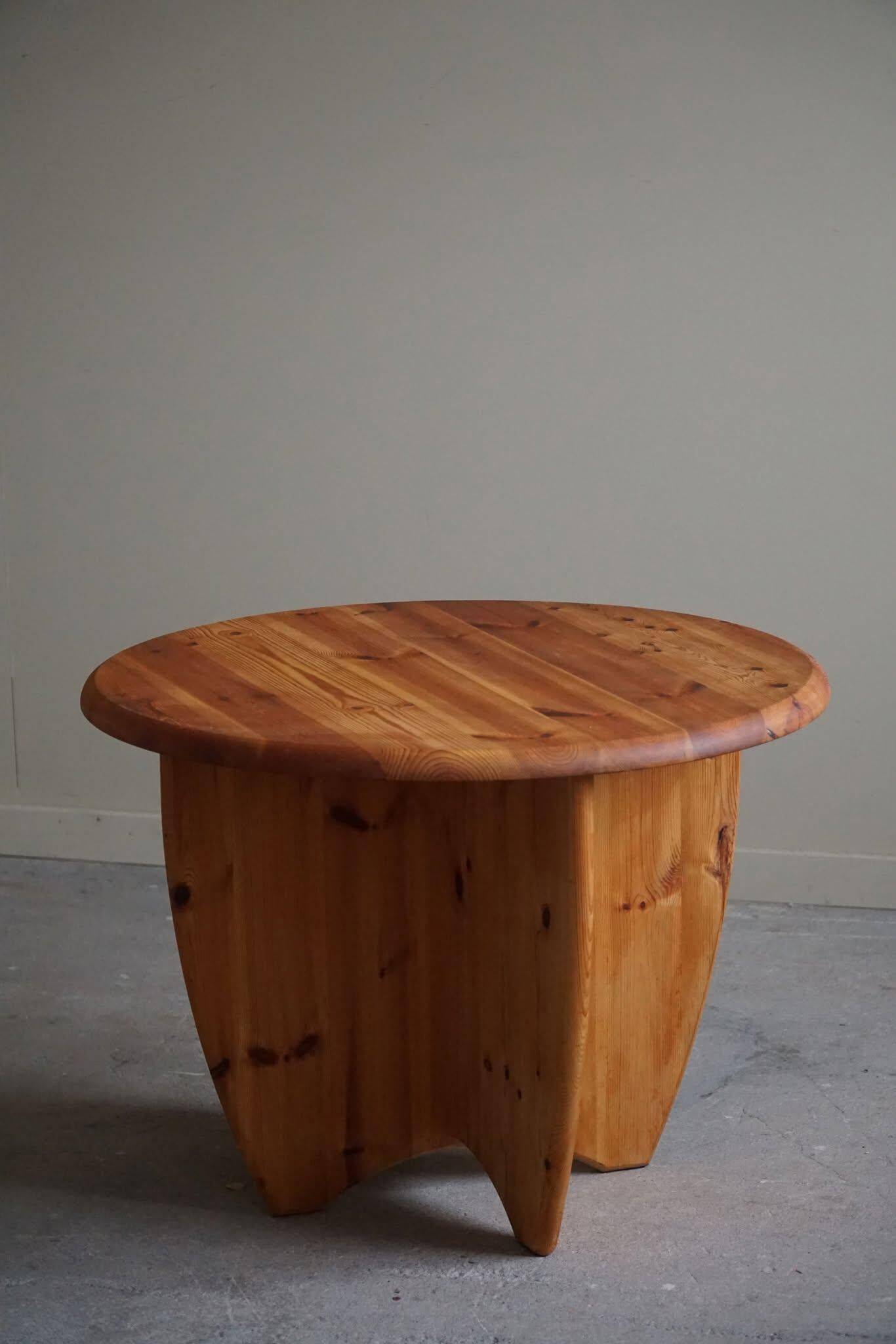 Modern round Danish coffee table in solid pine, Rainer Daumiller style, 1970s.