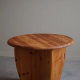 Modern round Danish coffee table in solid pine, Rainer Daumiller style, 1970s.