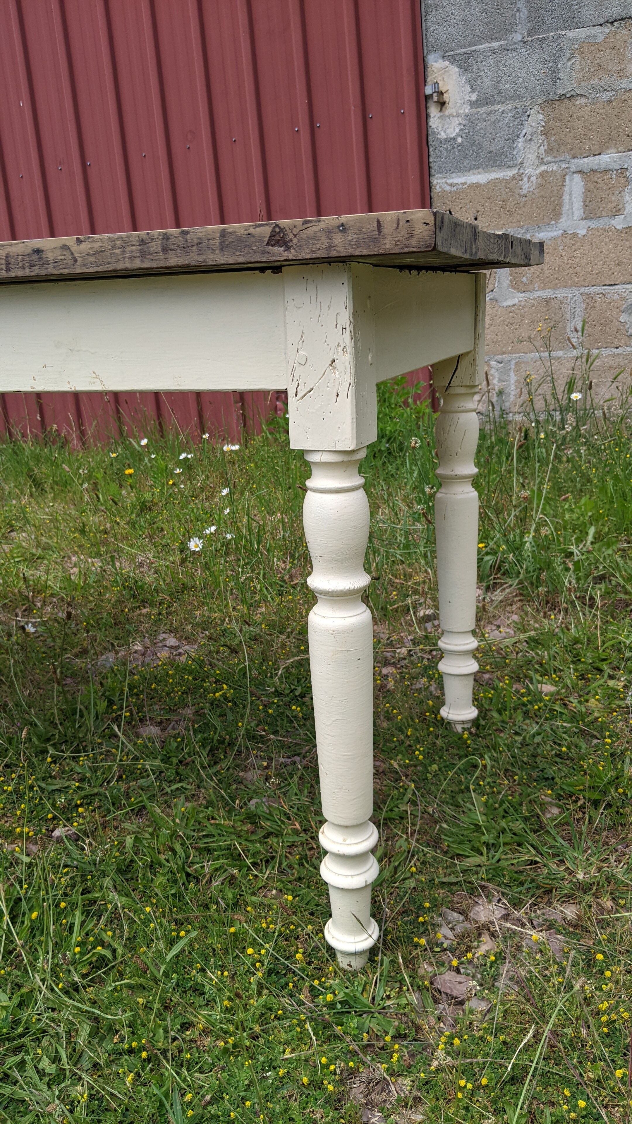 Farmhouse table with drawer