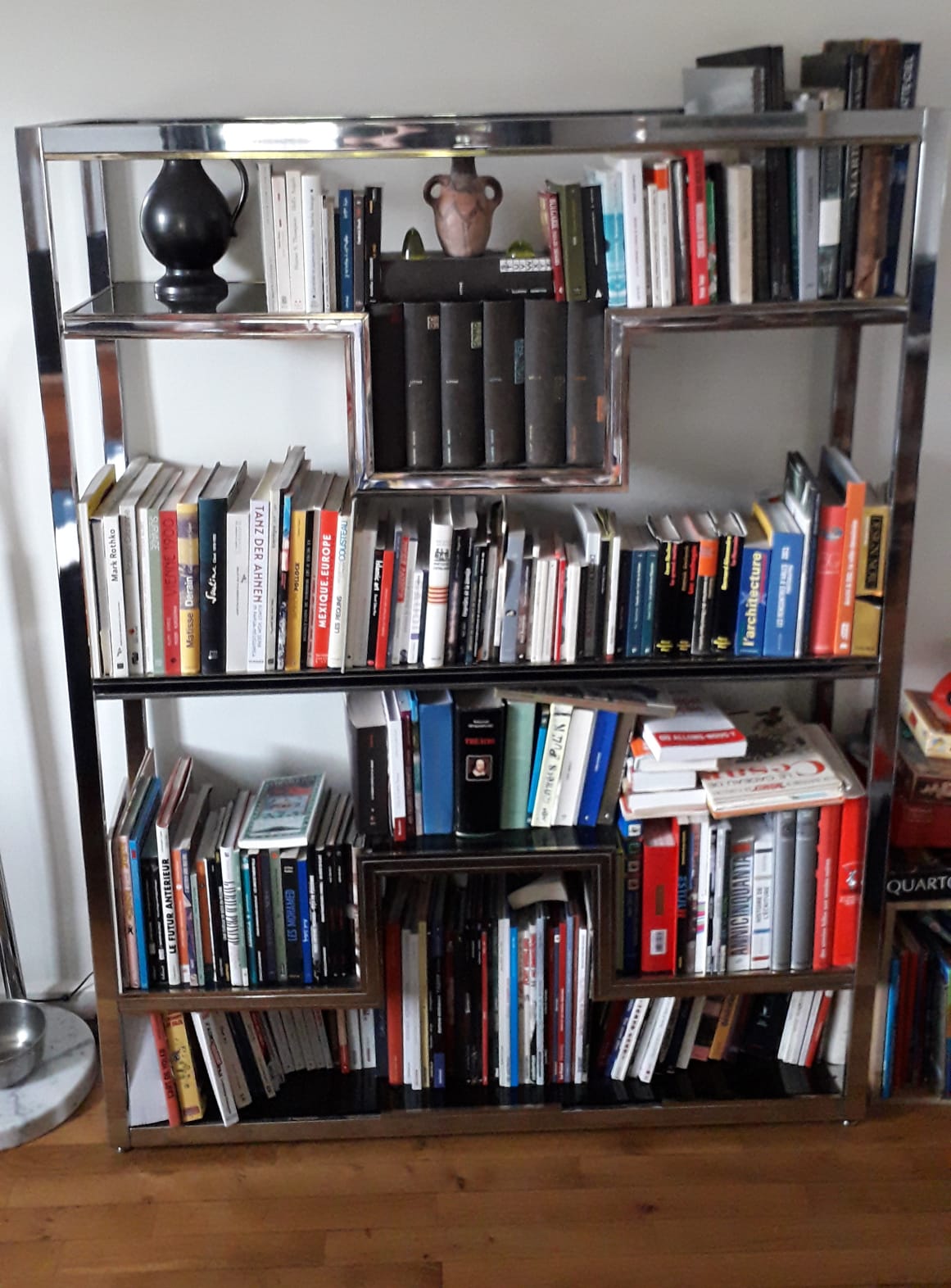 Bibliothèque à étagères des années 70 en métal chromé et doré