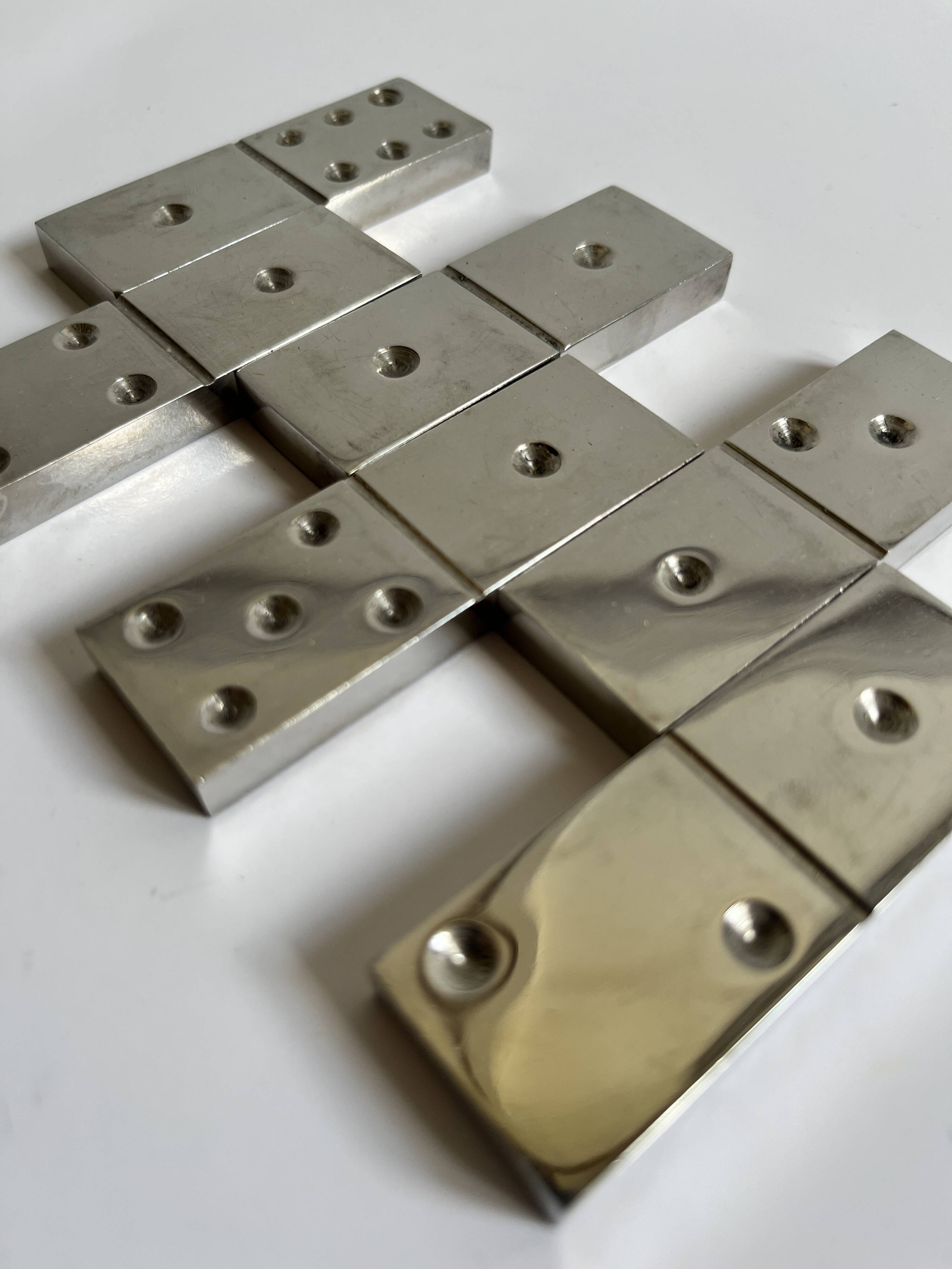 Domino metal knife holder