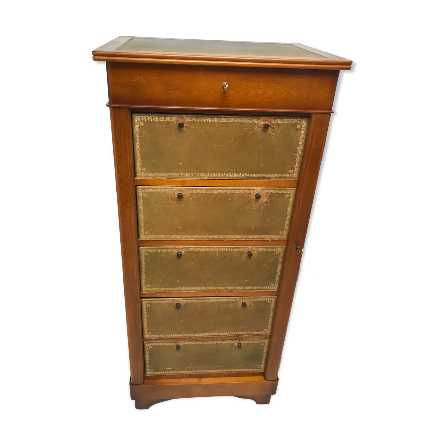 Cardboard maker Louis Philippe