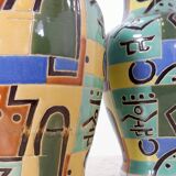 Paire de grands vases en céramique émaillée polychrome du milieu du siècle dernier