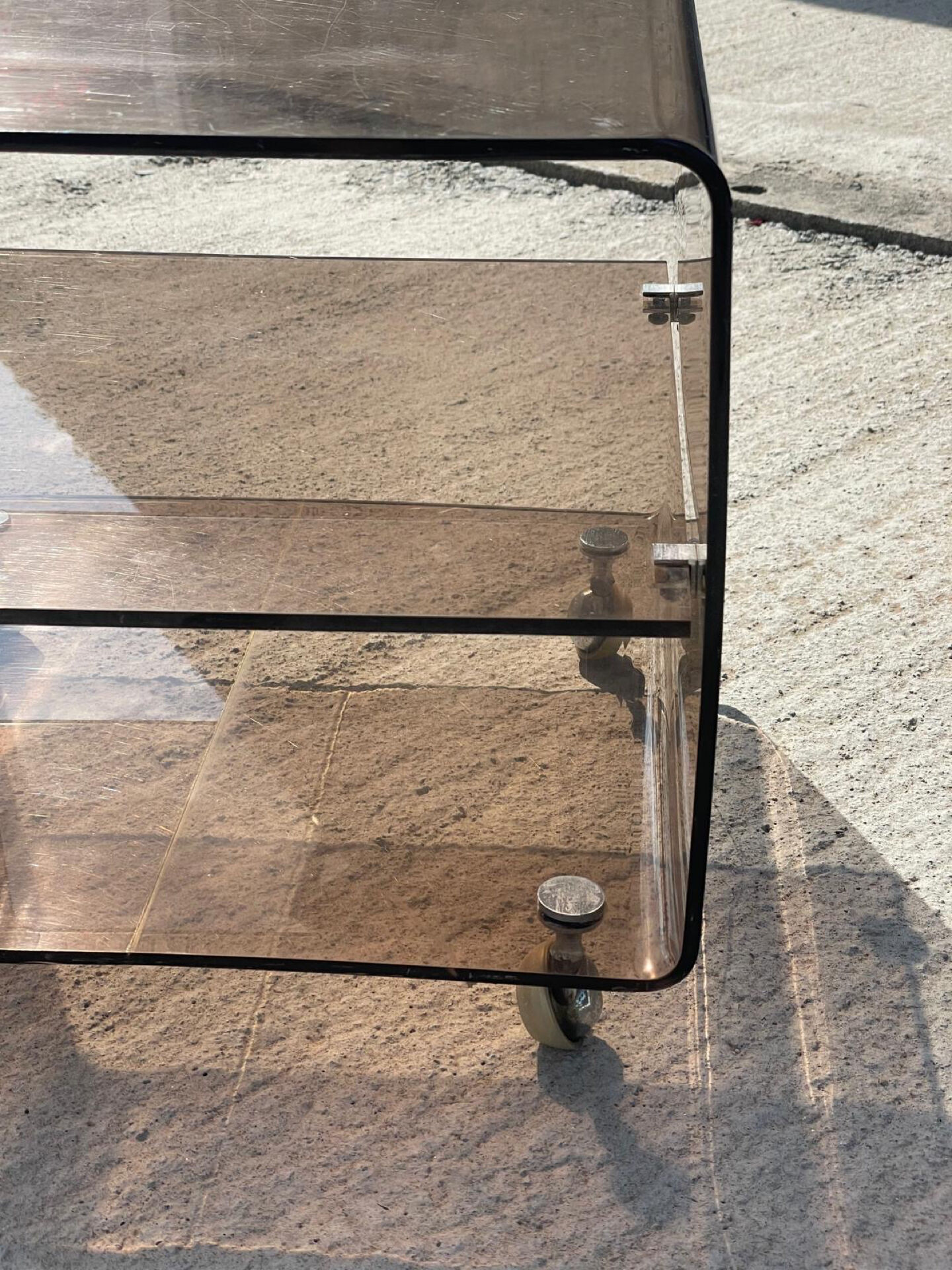 Table d'appoint vintage en plexiglas fumé, probablement des années