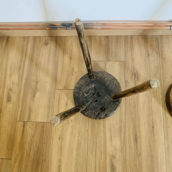 Paire de tabourets tripodes en bois