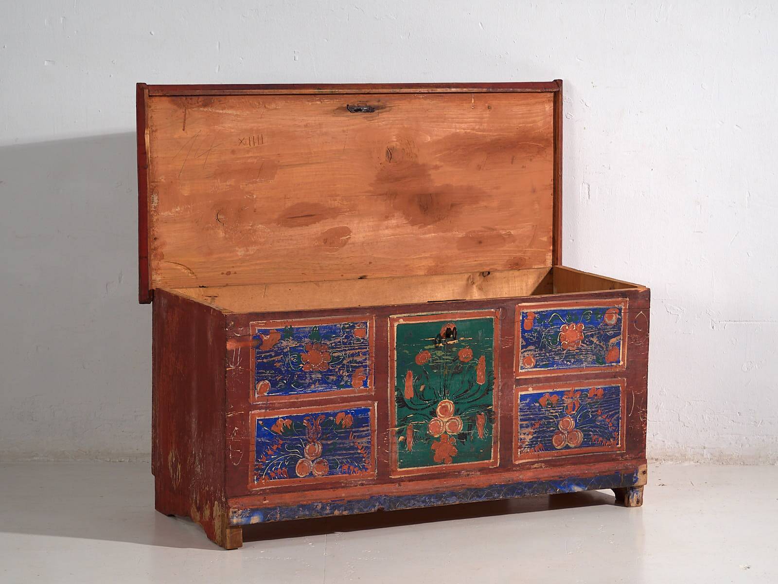 Antique hand-painted chest with floral motifs (1907) #100