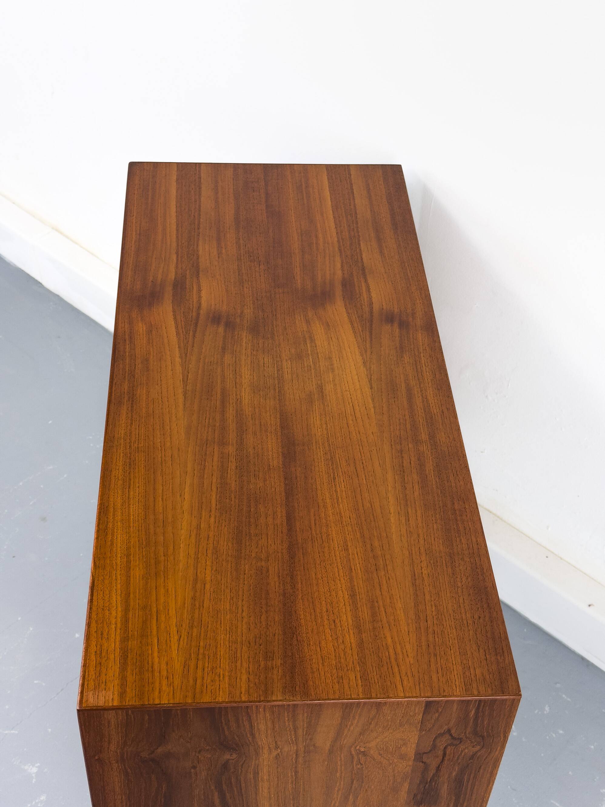 Commode en teck par Hansen et Guldborg, années 1960.