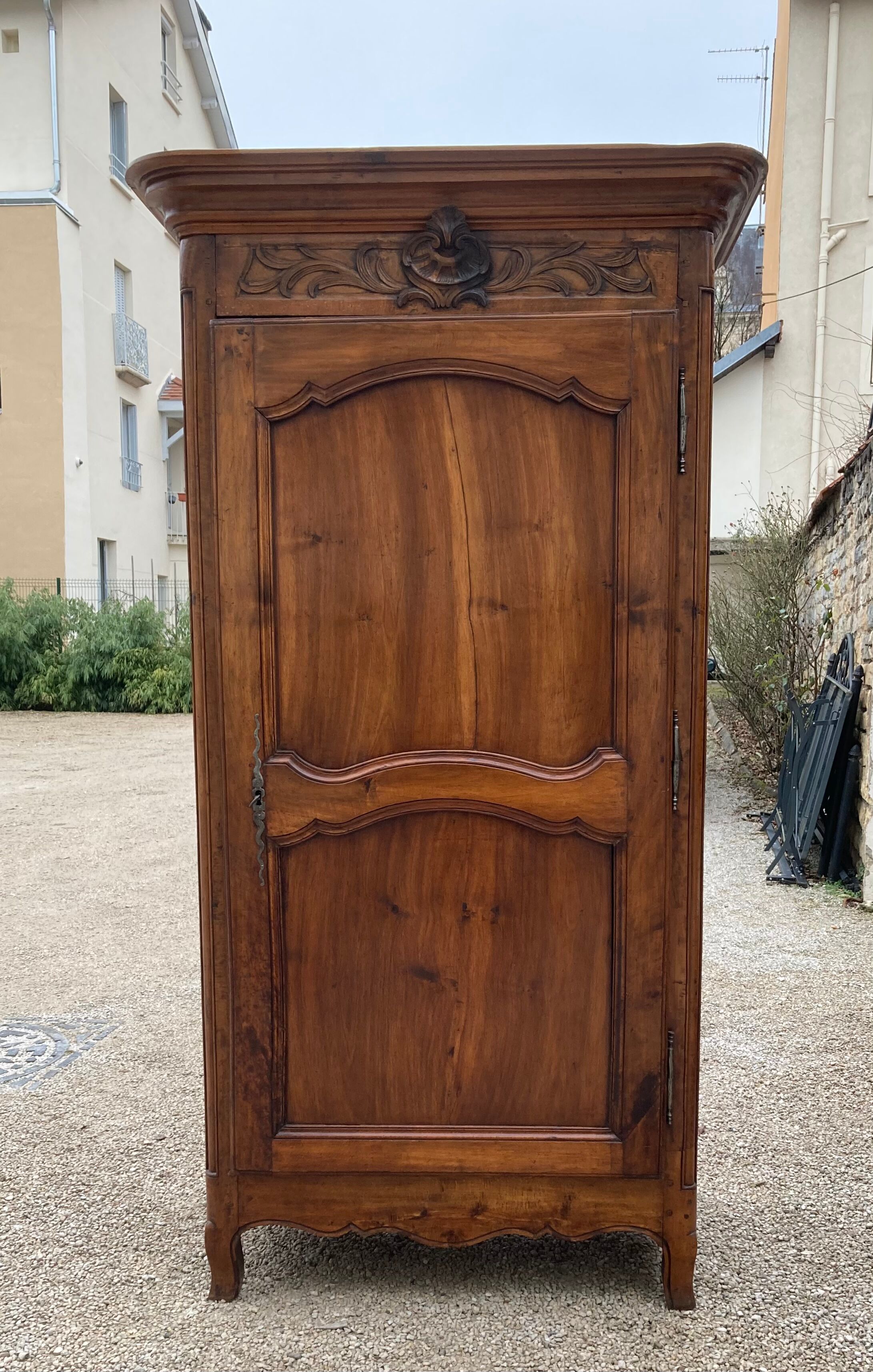Bonnetière Louis XV in solid cherry tree chevillé nineteenth century (delivery possible)