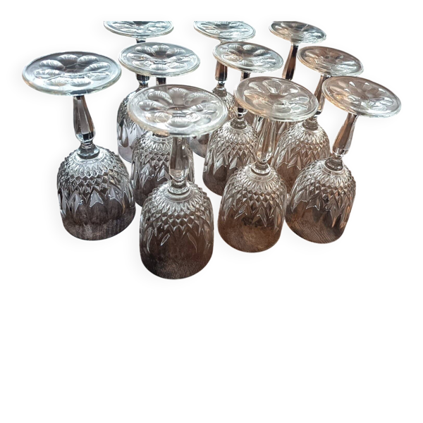 Ensemble de neuf verres a vin en cristal taillé vintage