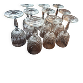 Ensemble de neuf verres a vin en cristal taillé vintage