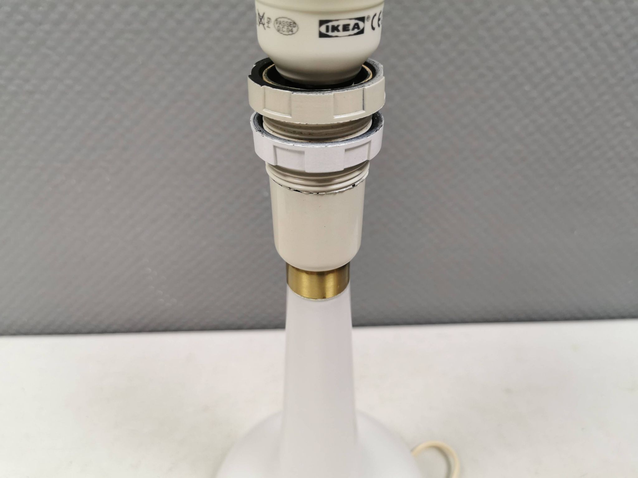 Lampe de table Le Klint, verre opalin blanc laiteux, dessus en laiton, modèle 311