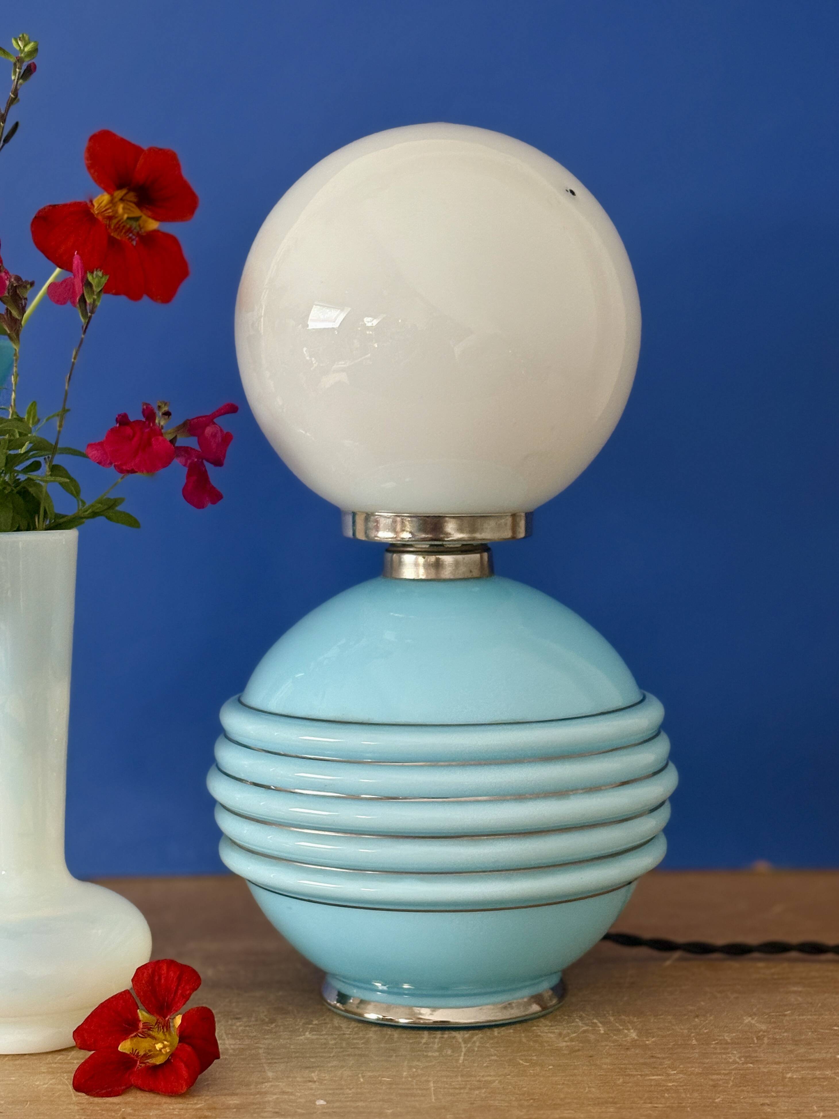 Lampe à poser vintage en opaline bleu et blanche