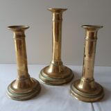 Lot de trois anciens bougeoirs en laiton