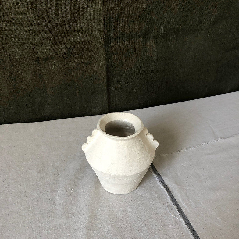 White ear vase - Cassandre Bouilly
