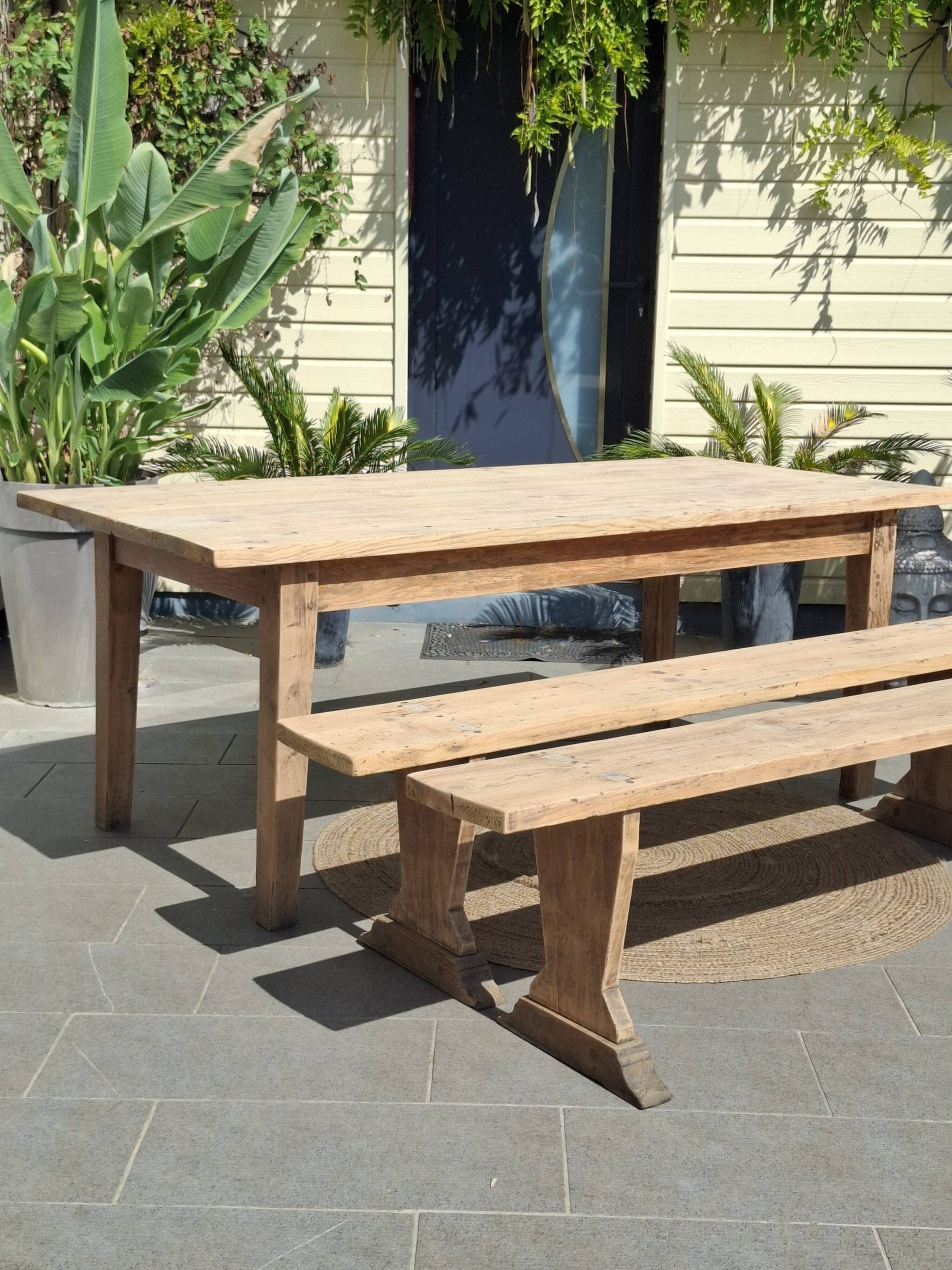 Table de ferme et ses 2 bancs