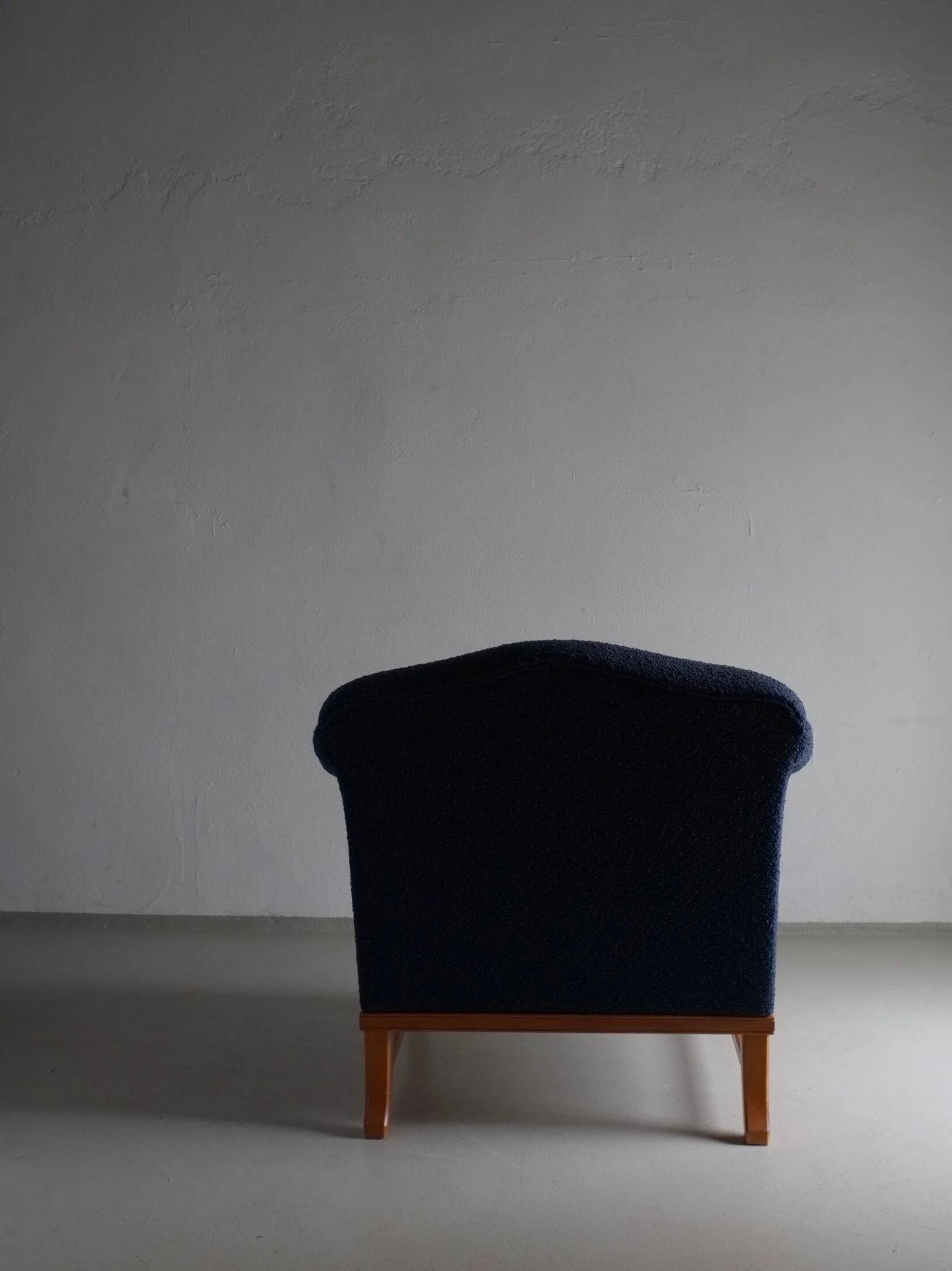 Fauteuil lounge bleu marine bouclé | Suède | Années 1940