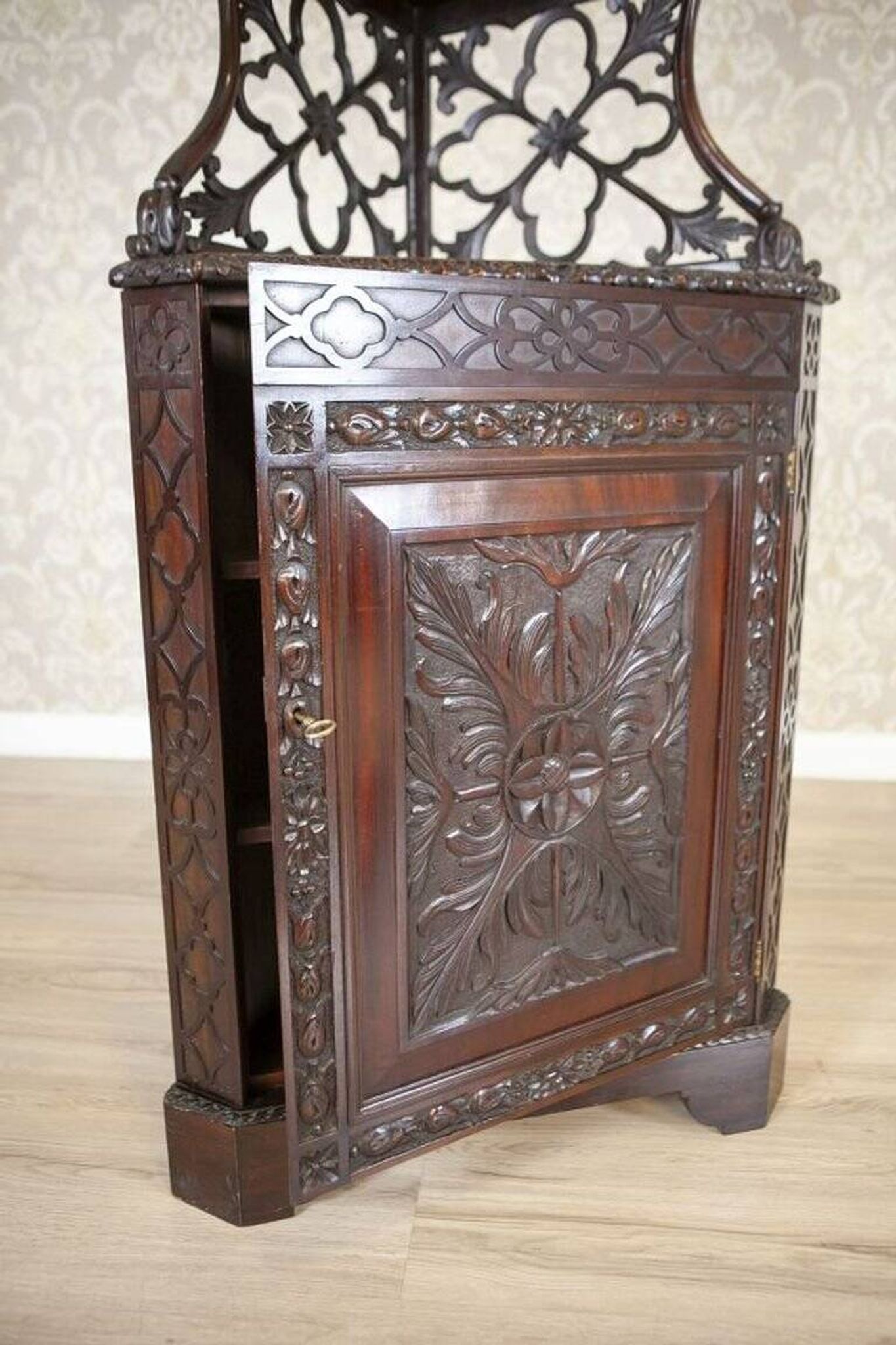 Cabinet d'angle en acajou, années 1890