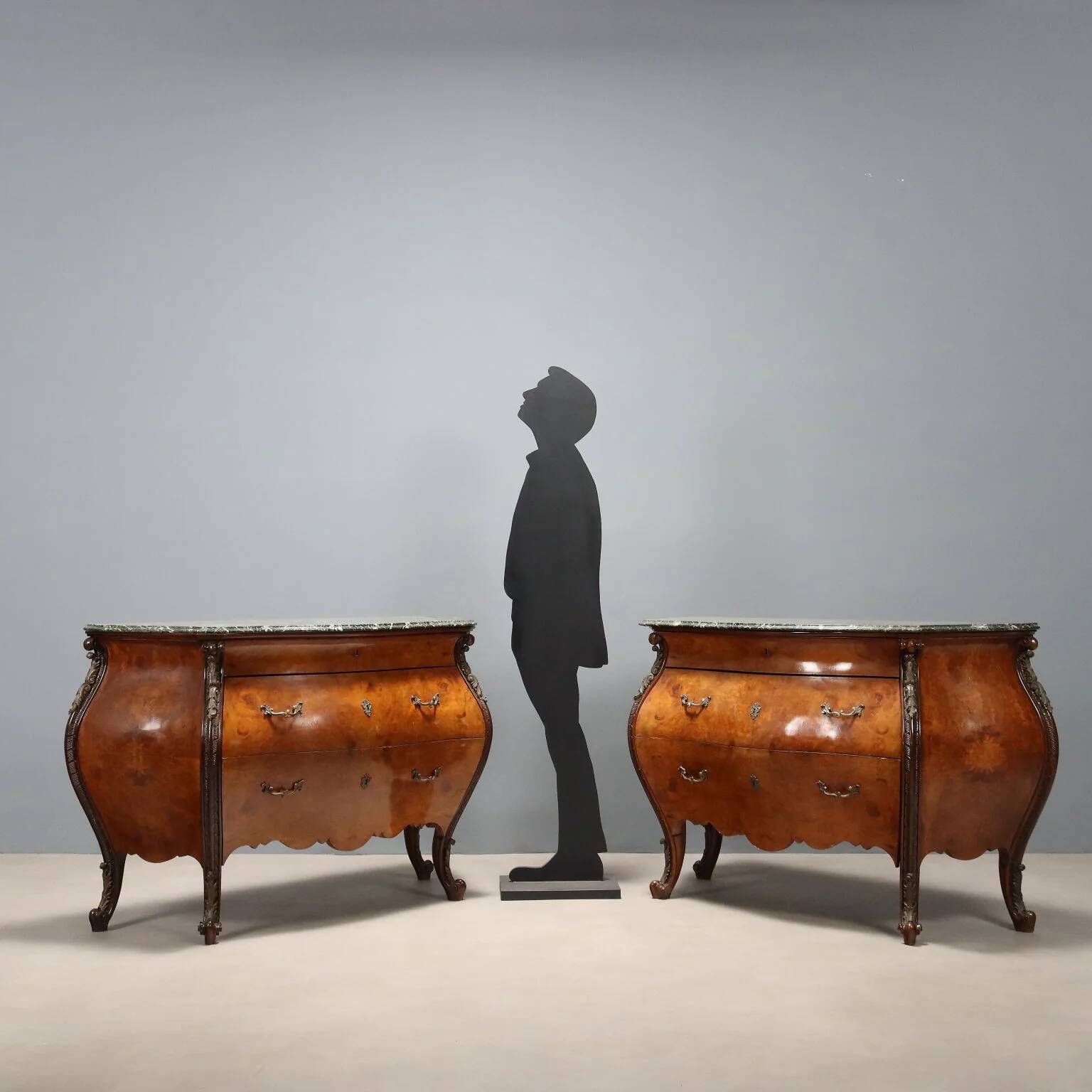 Paire de commodes anciennes style baroque en noyer XIXe siècle